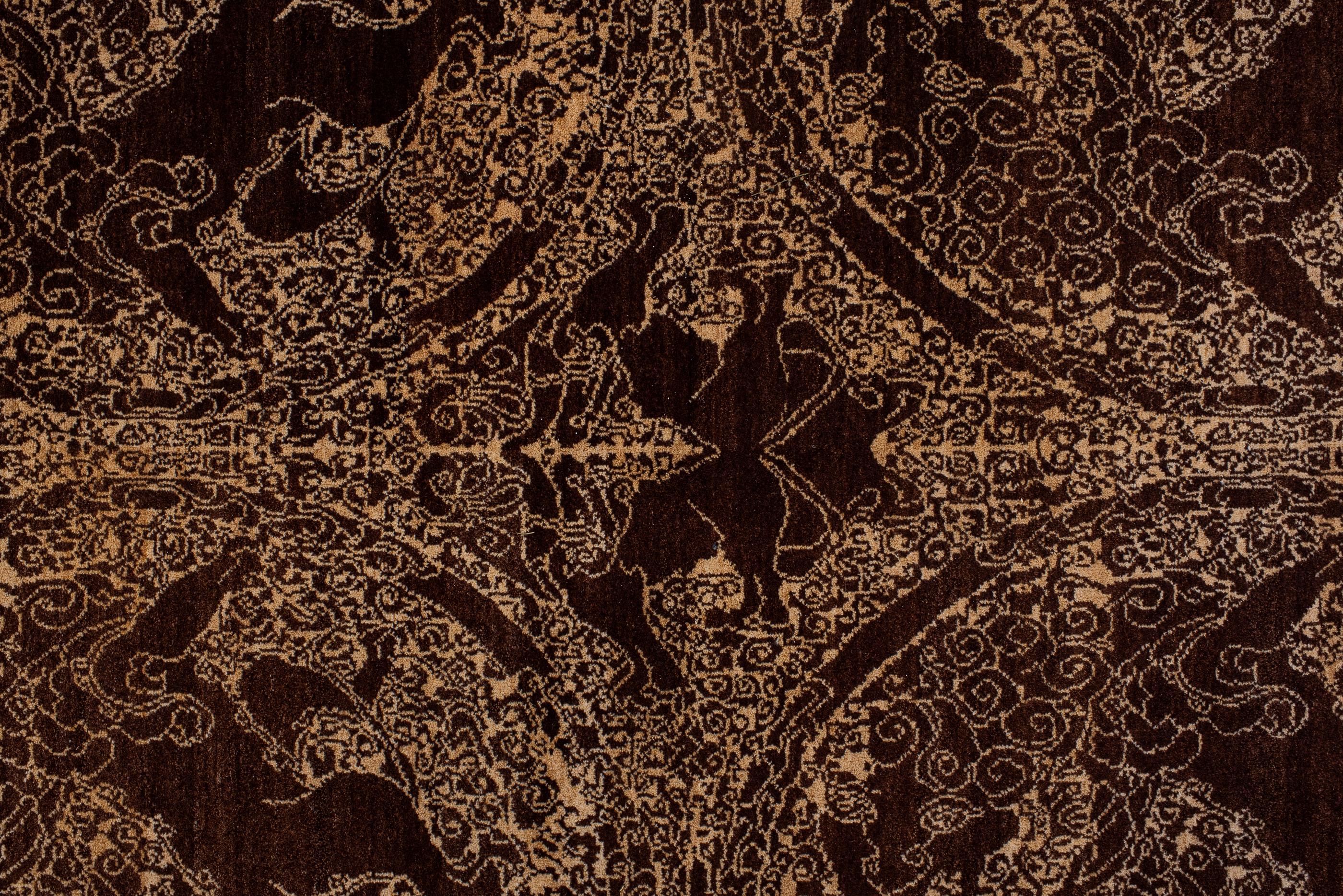 Noué à la main Nouveau et unique tapis décoratif avec champ Brown et design or en vente