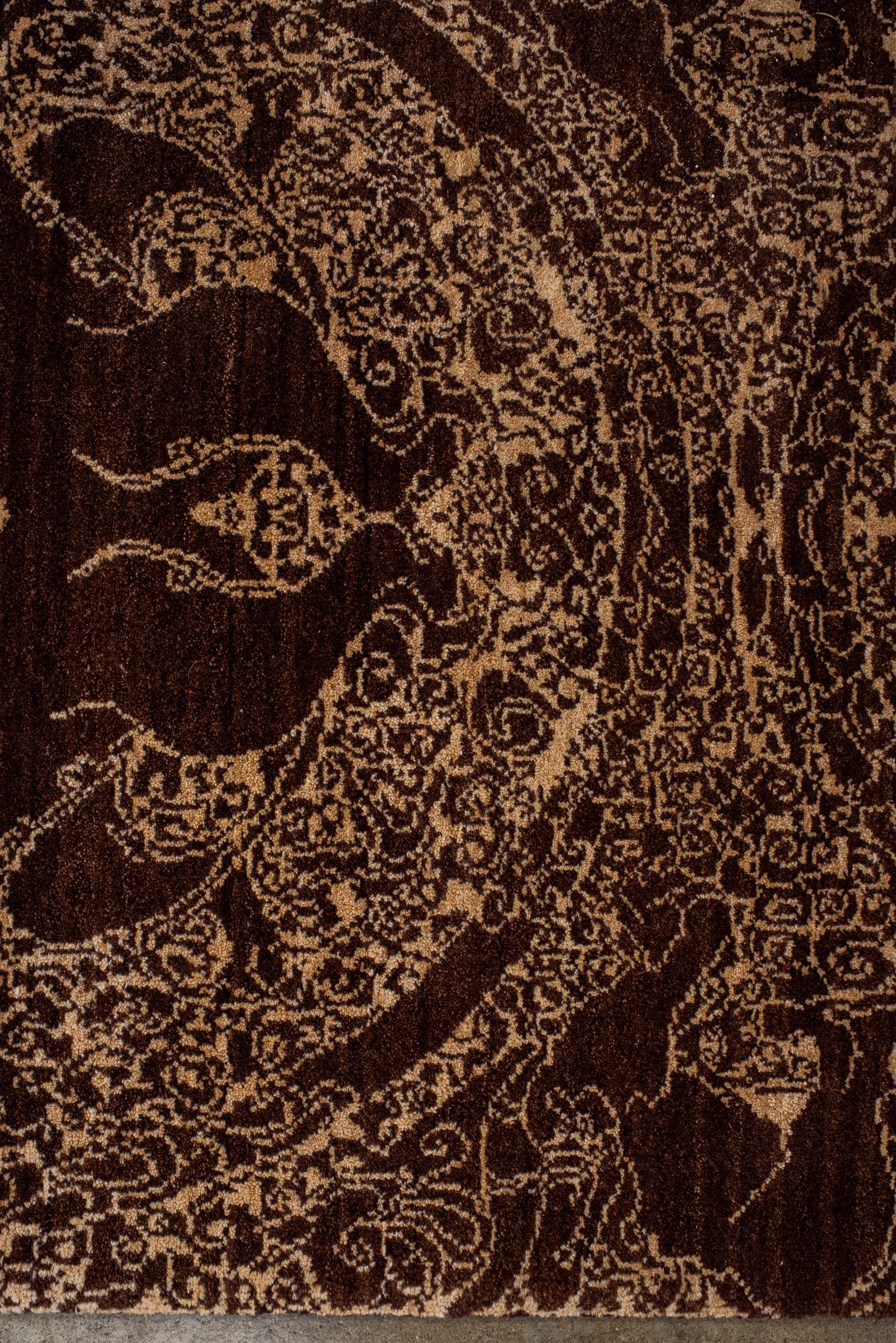 Nouveau et unique tapis décoratif avec champ Brown et design or Neuf - En vente à New York, NY