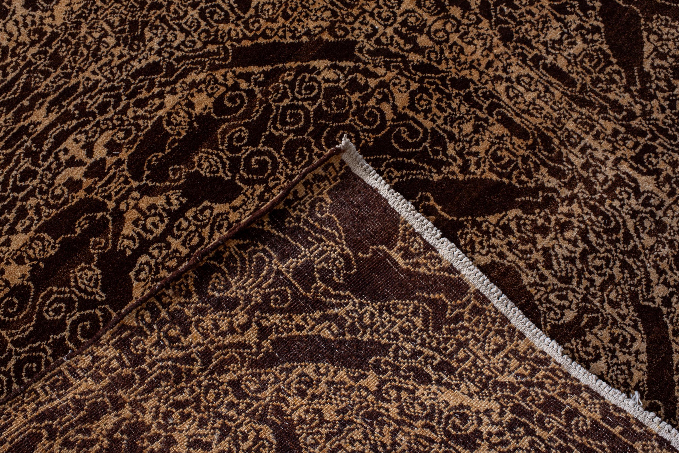XXIe siècle et contemporain Nouveau et unique tapis décoratif avec champ Brown et design or en vente