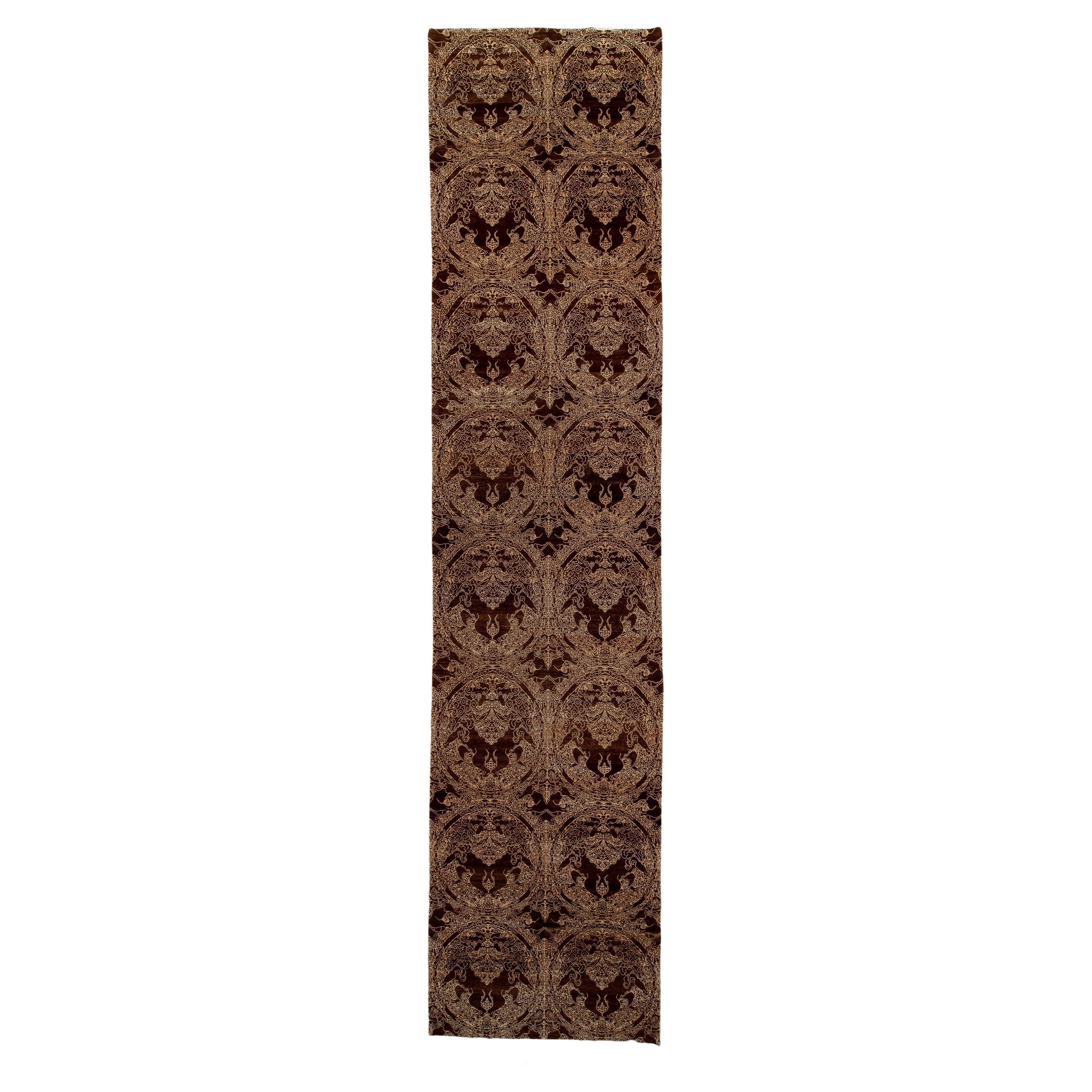 Nouveau et unique tapis décoratif avec champ Brown et design or en vente