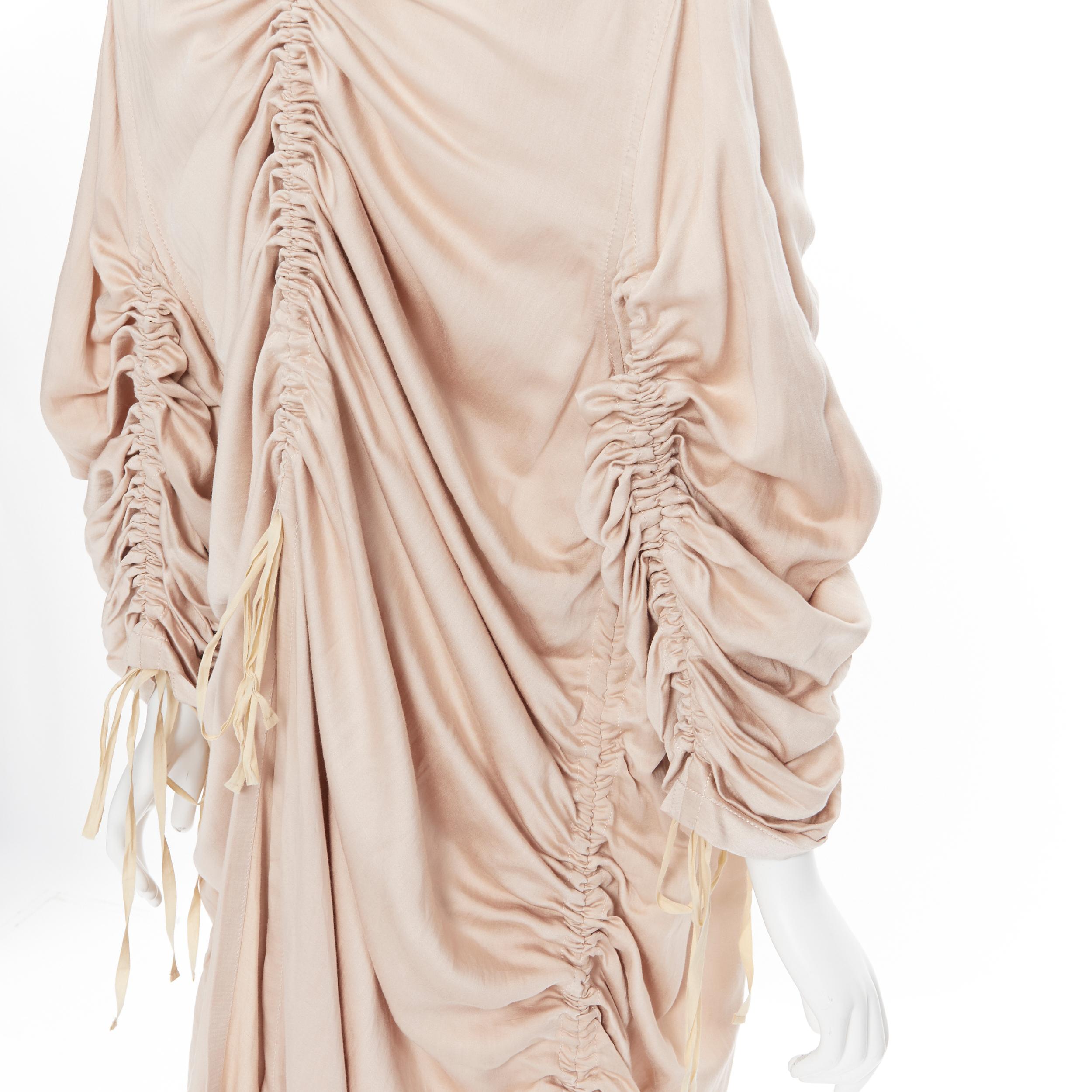 nuevo ANN DEMEULEMEESTER 2019 Pasarela Valery rosa acanalado paracaídas trench M 
Referencia: TGAS/B00683
Marca: Ann Demeulemeester
Diseñadora: Ann Demeulemeester
Colección: Pasarela Primavera Verano 2018
Material: Viscosa
Color: Rosa
Patrón: