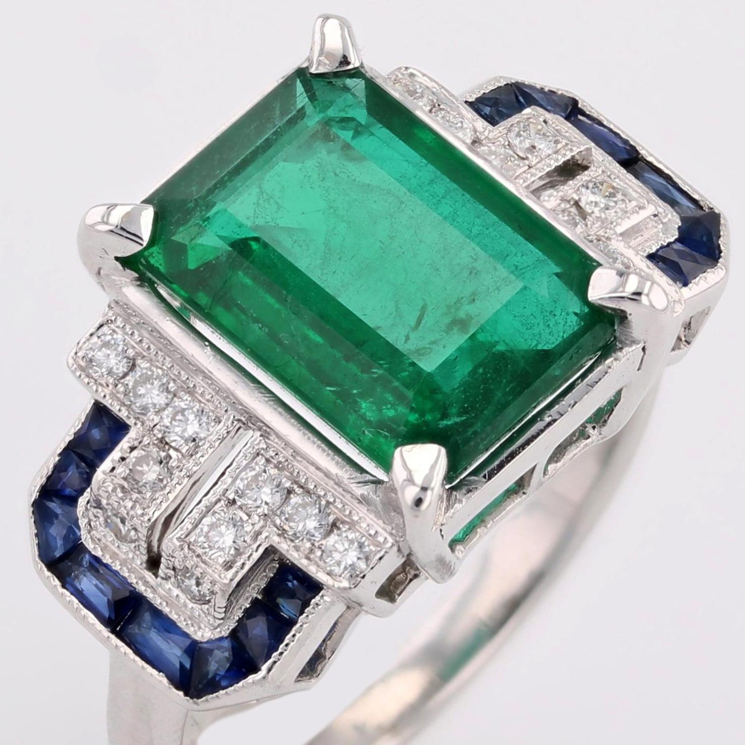 Nuovo anello in stile Art Deco con smeraldo e zaffiri da 3,44 carati e diamanti in oro bianco 18 carati in vendita 4