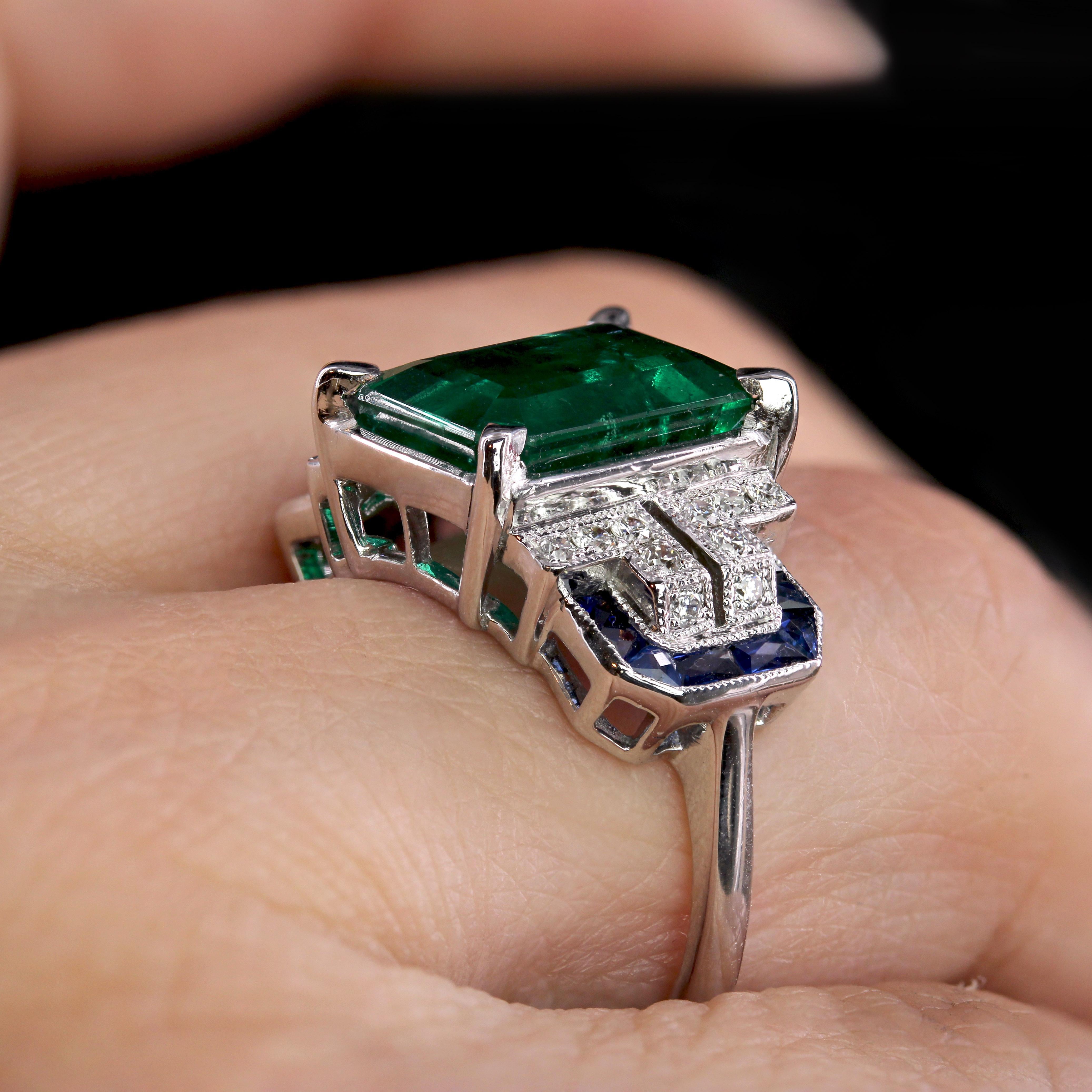 Nuovo anello in stile Art Deco con smeraldo e zaffiri da 3,44 carati e diamanti in oro bianco 18 carati in vendita 6