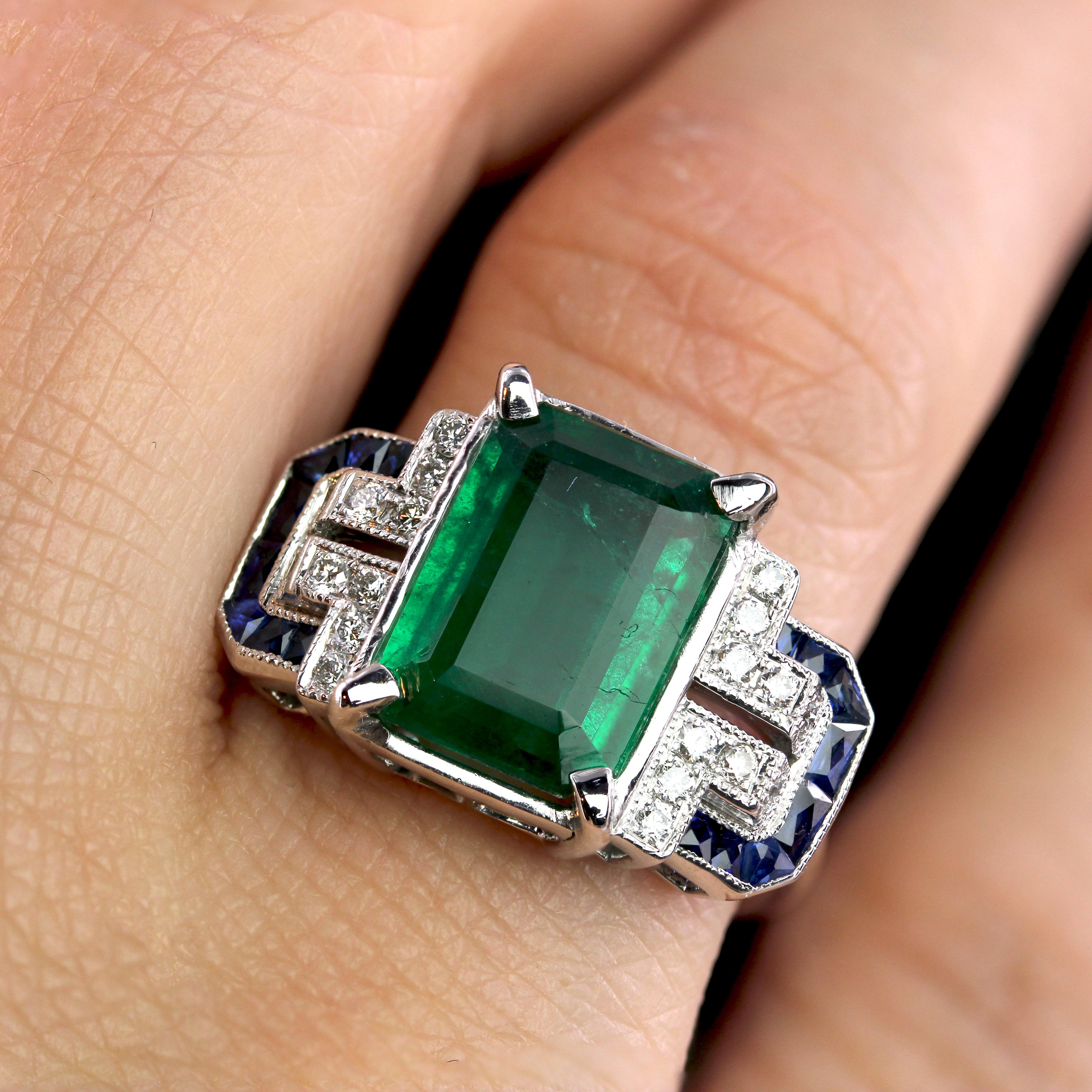 Nuovo anello in stile Art Deco con smeraldo e zaffiri da 3,44 carati e diamanti in oro bianco 18 carati in vendita 7