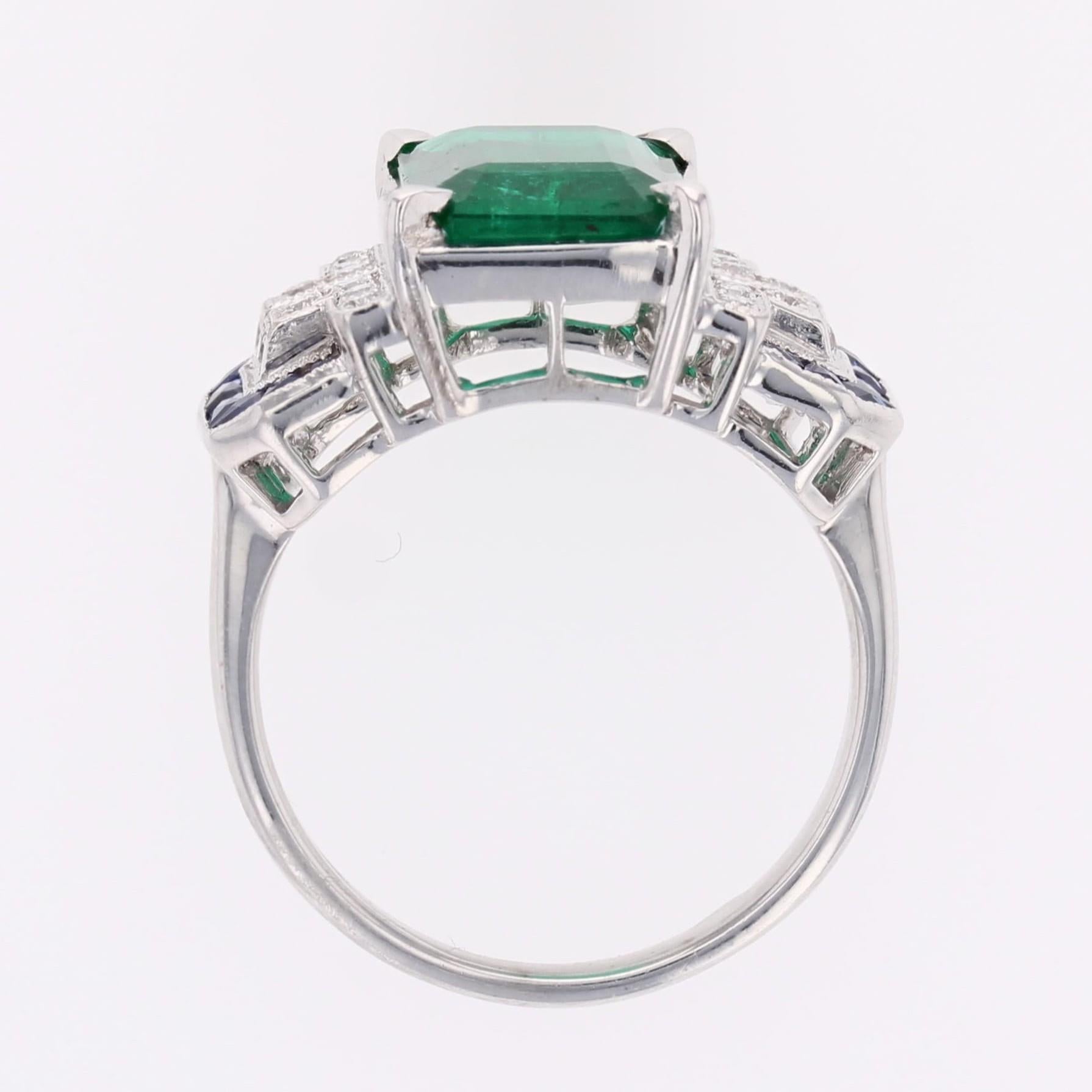 Nuovo anello in stile Art Deco con smeraldo e zaffiri da 3,44 carati e diamanti in oro bianco 18 carati in vendita 8
