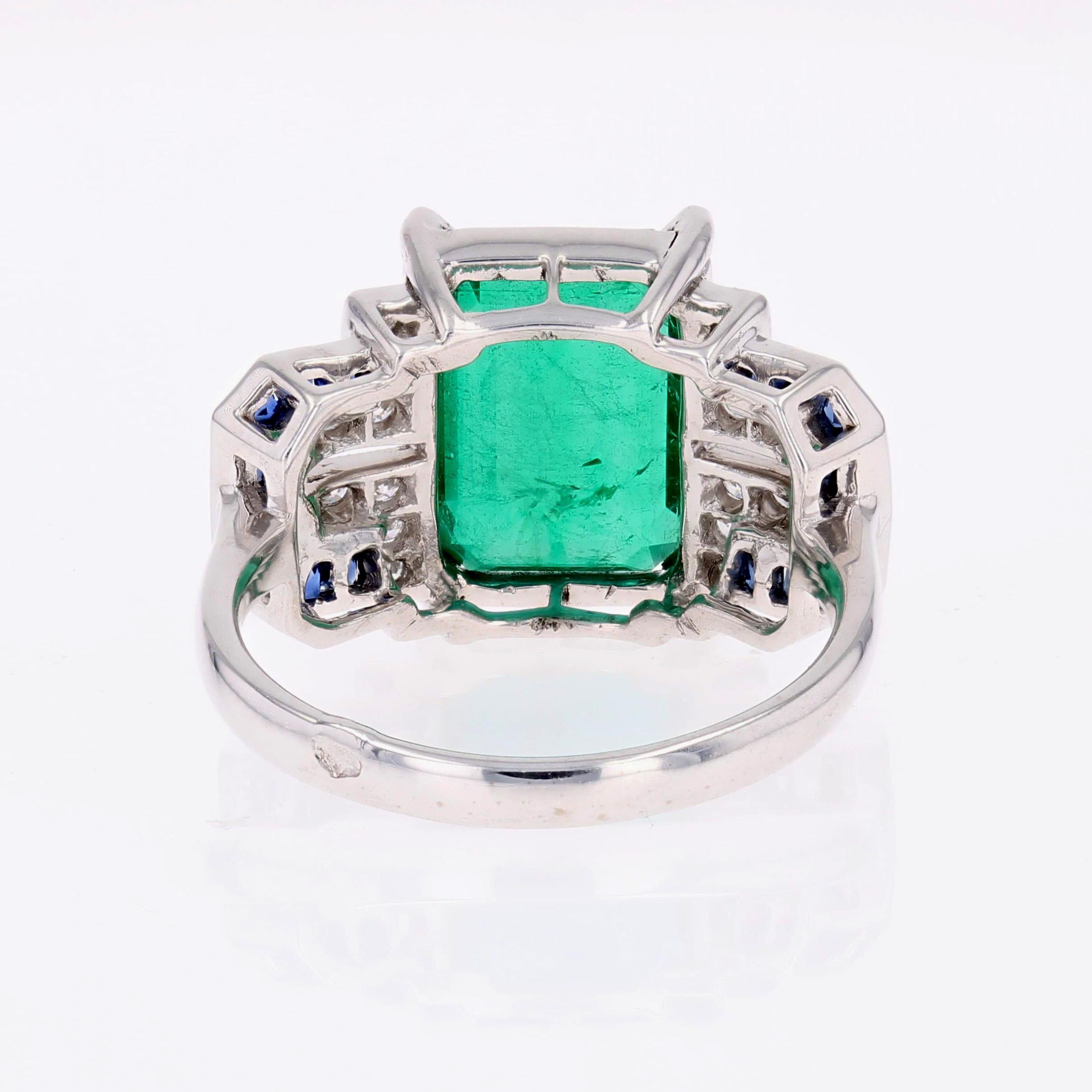 Nuovo anello in stile Art Deco con smeraldo e zaffiri da 3,44 carati e diamanti in oro bianco 18 carati in vendita 9