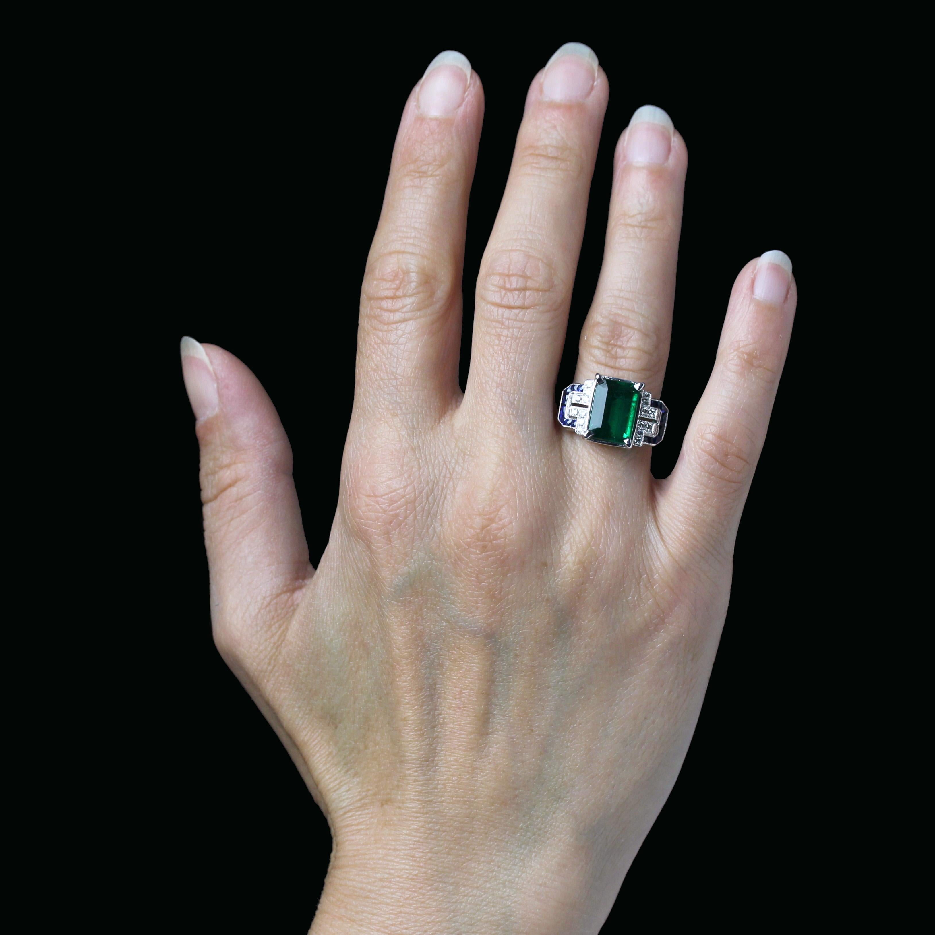 Anello in oro bianco 18 carati, marchio di fabbrica con testa d'aquila.
Un magnifico anello di gioielleria, la cui montatura riprende le linee geometriche dell'Art Déco. Nella parte superiore dell'anello è incastonato uno smeraldo a taglio