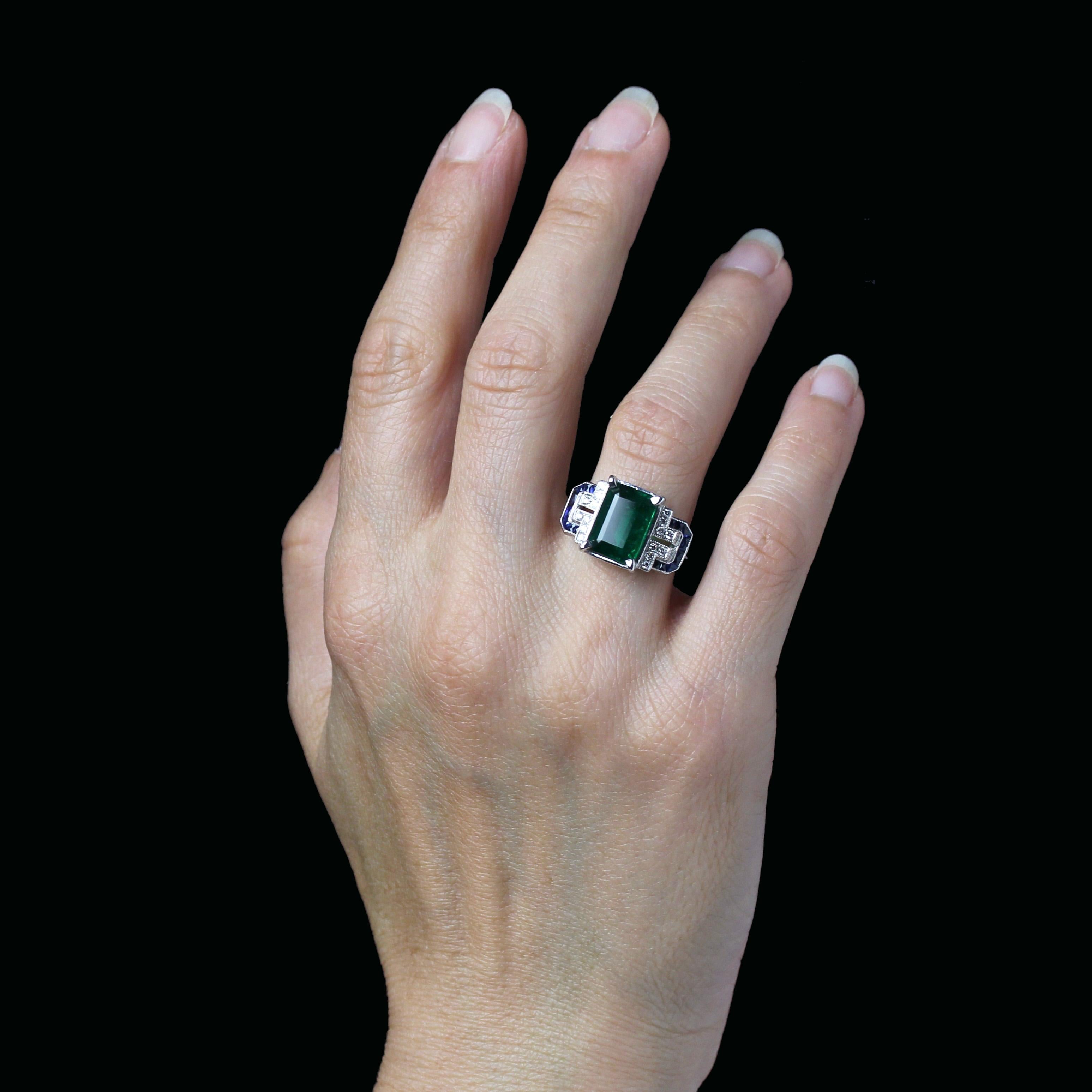 Taglio smeraldo Nuovo anello in stile Art Deco con smeraldo e zaffiri da 3,44 carati e diamanti in oro bianco 18 carati in vendita