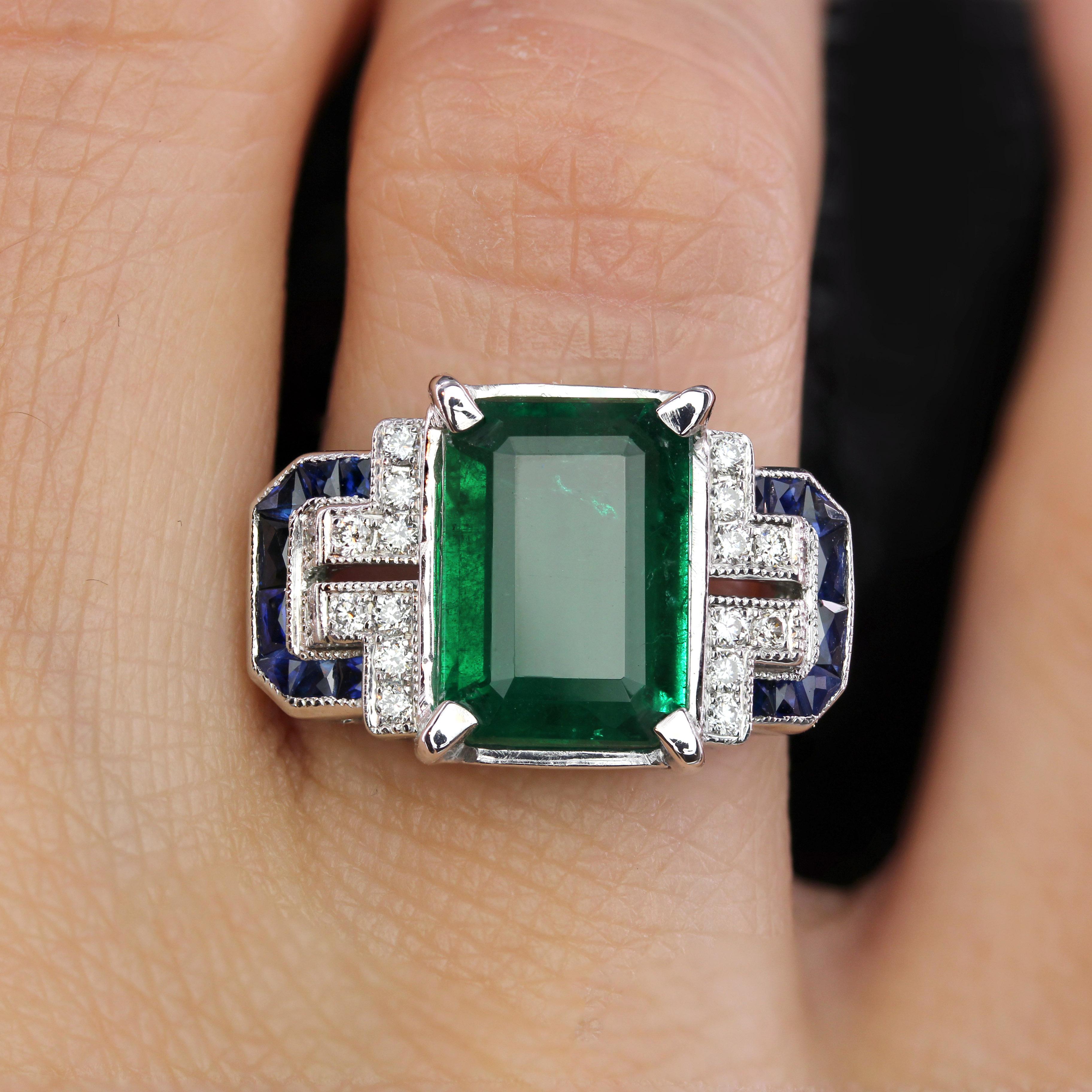 Donna Nuovo anello in stile Art Deco con smeraldo e zaffiri da 3,44 carati e diamanti in oro bianco 18 carati in vendita