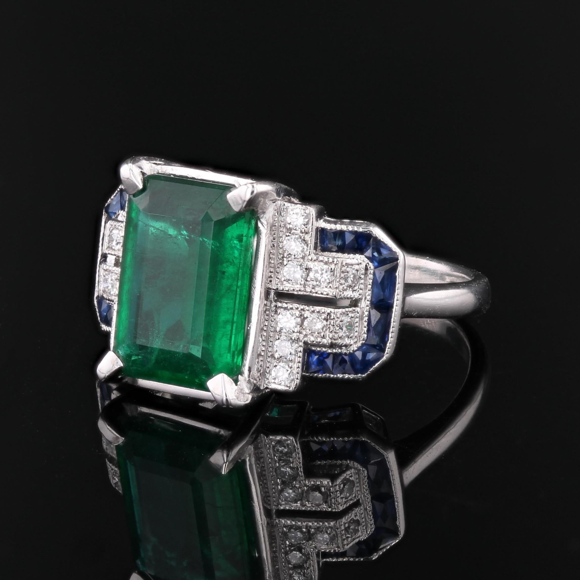 Nuovo anello in stile Art Deco con smeraldo e zaffiri da 3,44 carati e diamanti in oro bianco 18 carati in vendita 1