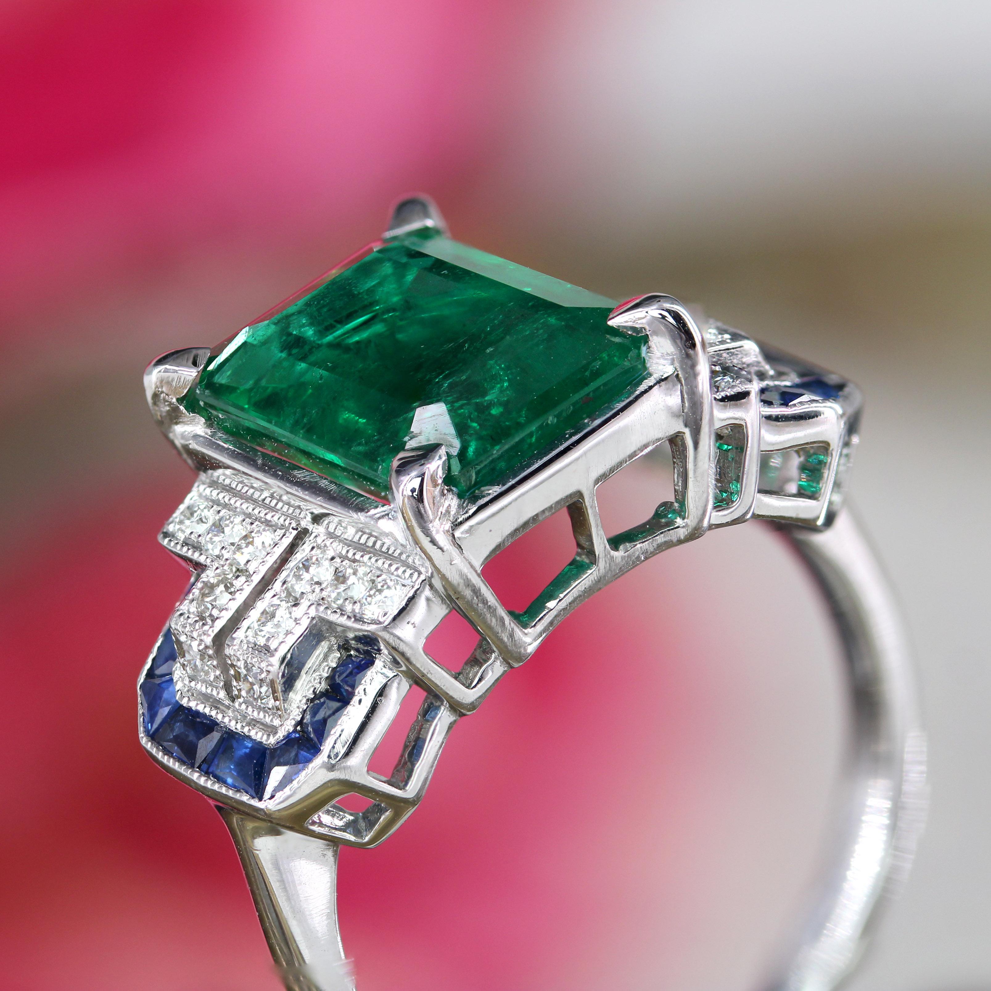 Nuovo anello in stile Art Deco con smeraldo e zaffiri da 3,44 carati e diamanti in oro bianco 18 carati in vendita 3