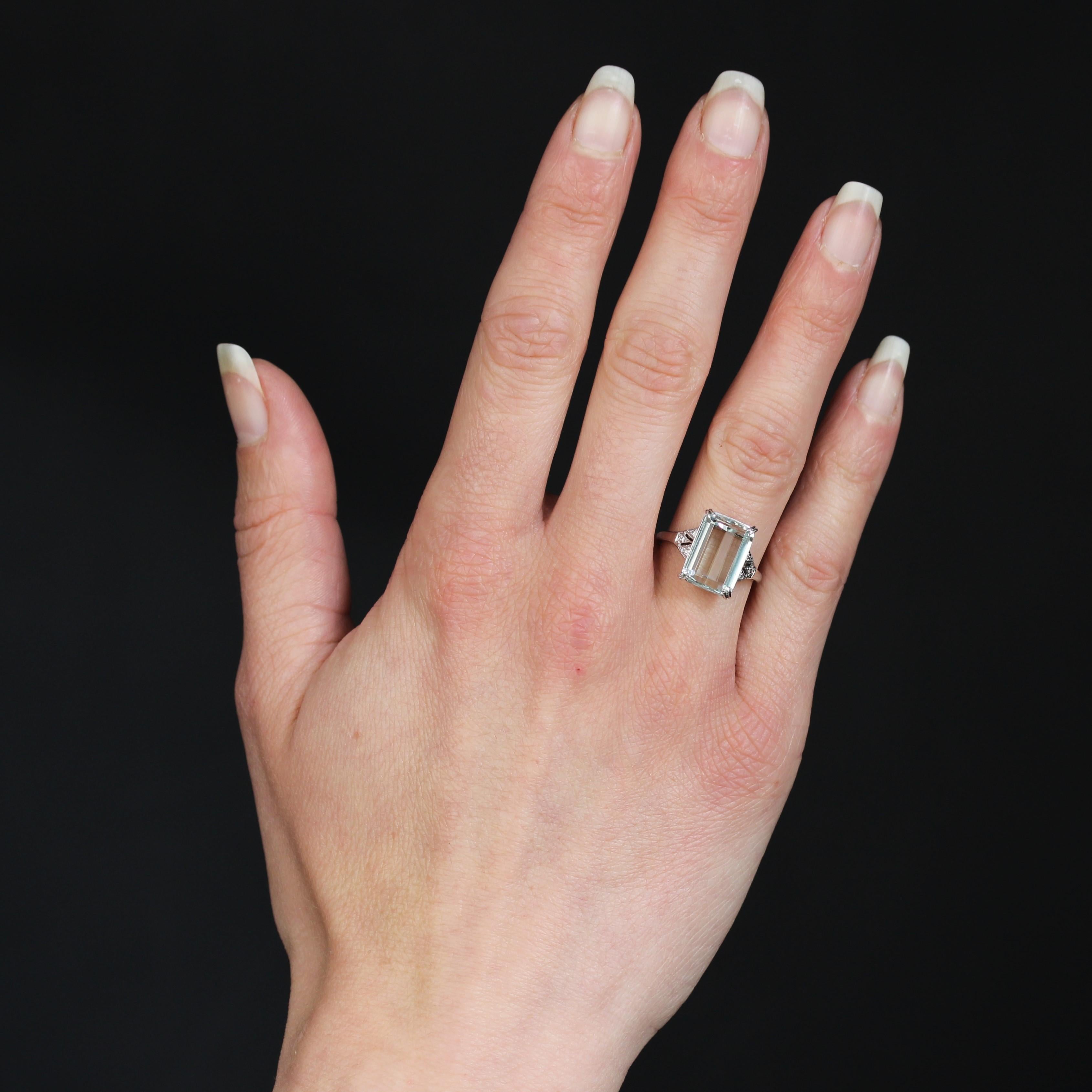 Ring in 18 karat white gold.
This elegant white gold ring features a graduated-cut aquamarine on top, held in 4x2 claws at the corners. The basket is openworked with geometrical decorations and the profiles at the start of the ring with arabesques.