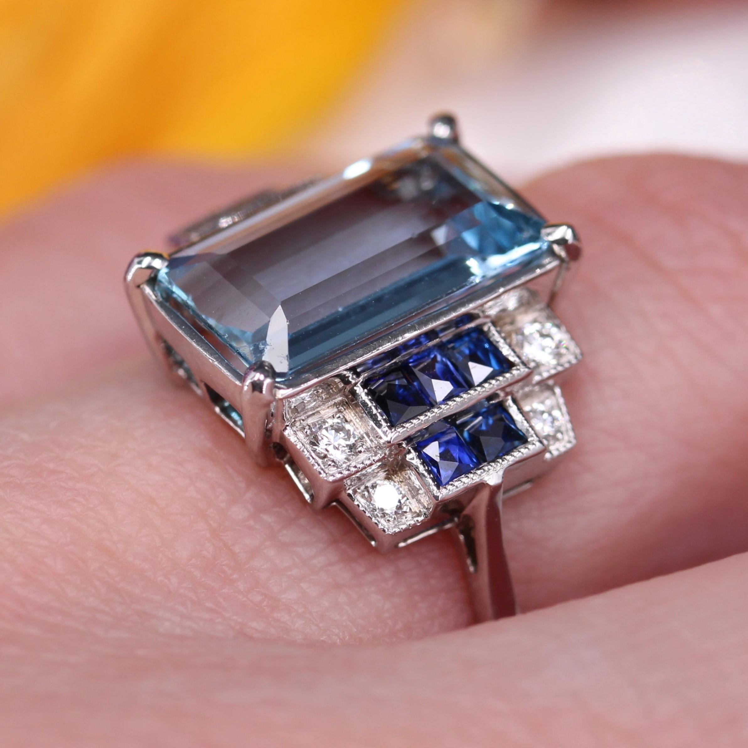 Nuovo anello a scalare in oro bianco 18 carati in stile Art Deco con zaffiri e acquamarine in vendita 7