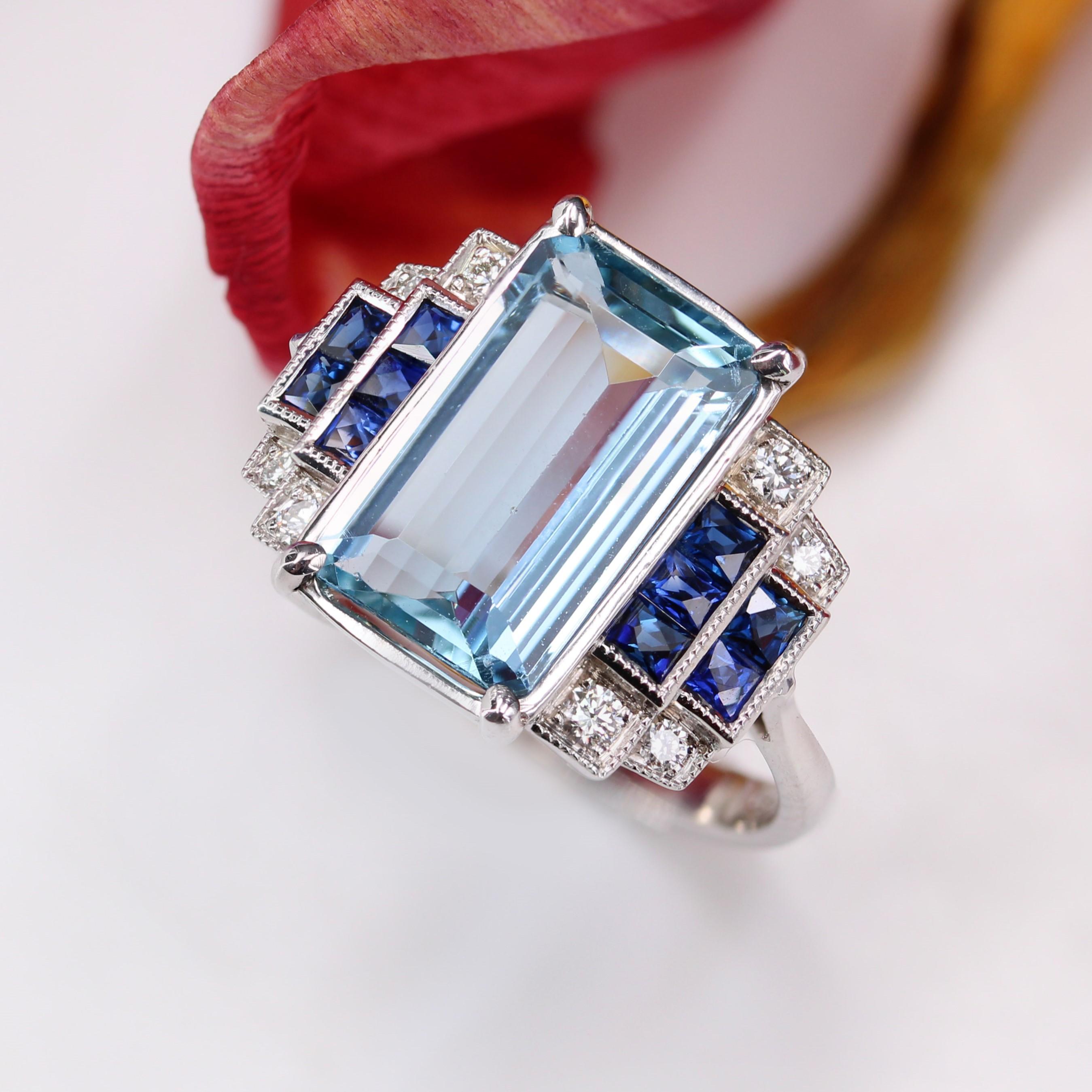 Nuovo anello a scalare in oro bianco 18 carati in stile Art Deco con zaffiri e acquamarine in vendita 3