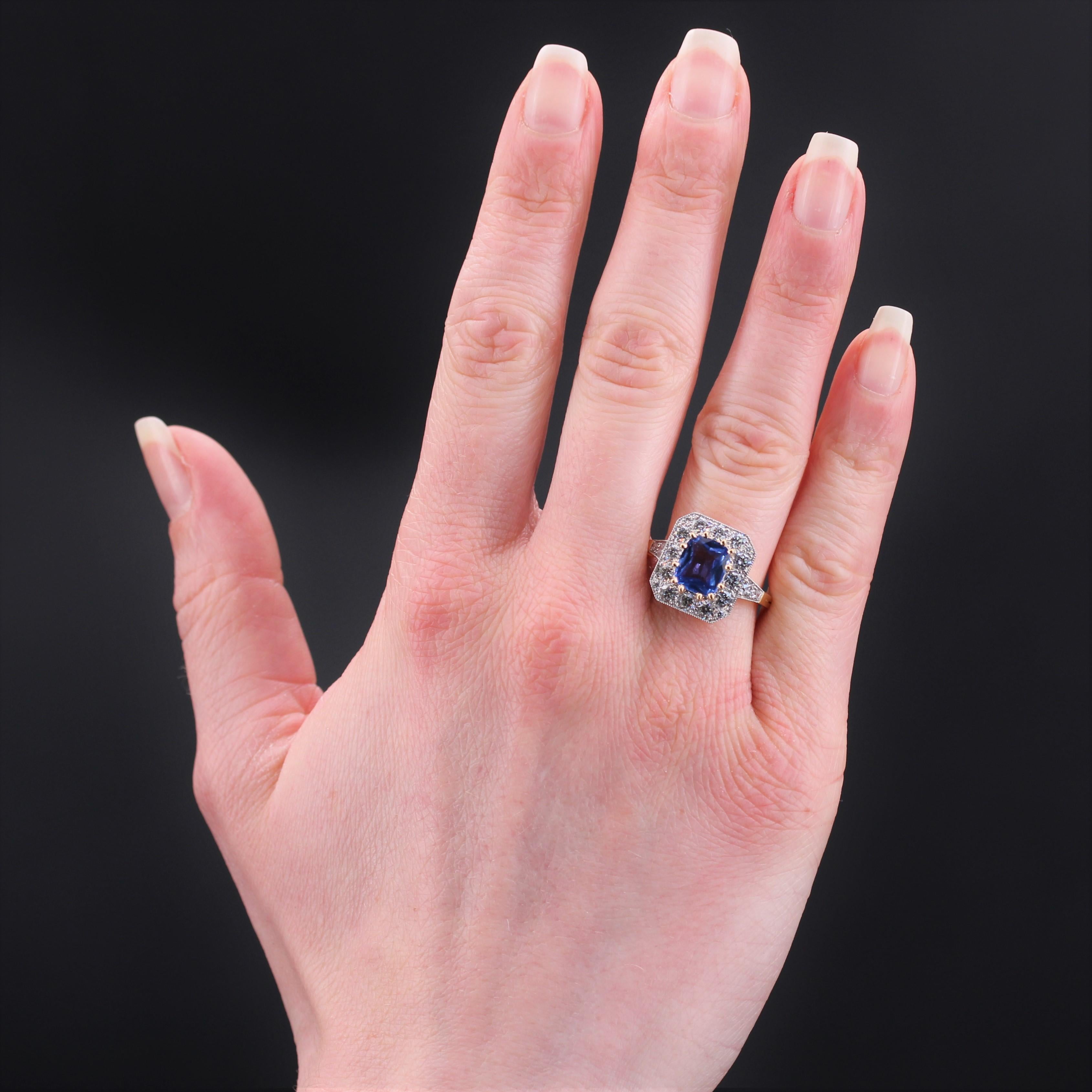 Ring in 18 karat yellow gold, eagle head hallmark and platinum, dog head hallmark.
This magnificent new ring of Art Deco inspiration is decorated on its top with a cushion-cut blue sapphire held in claws.
2x2 brilliant-cut diamonds set in fall