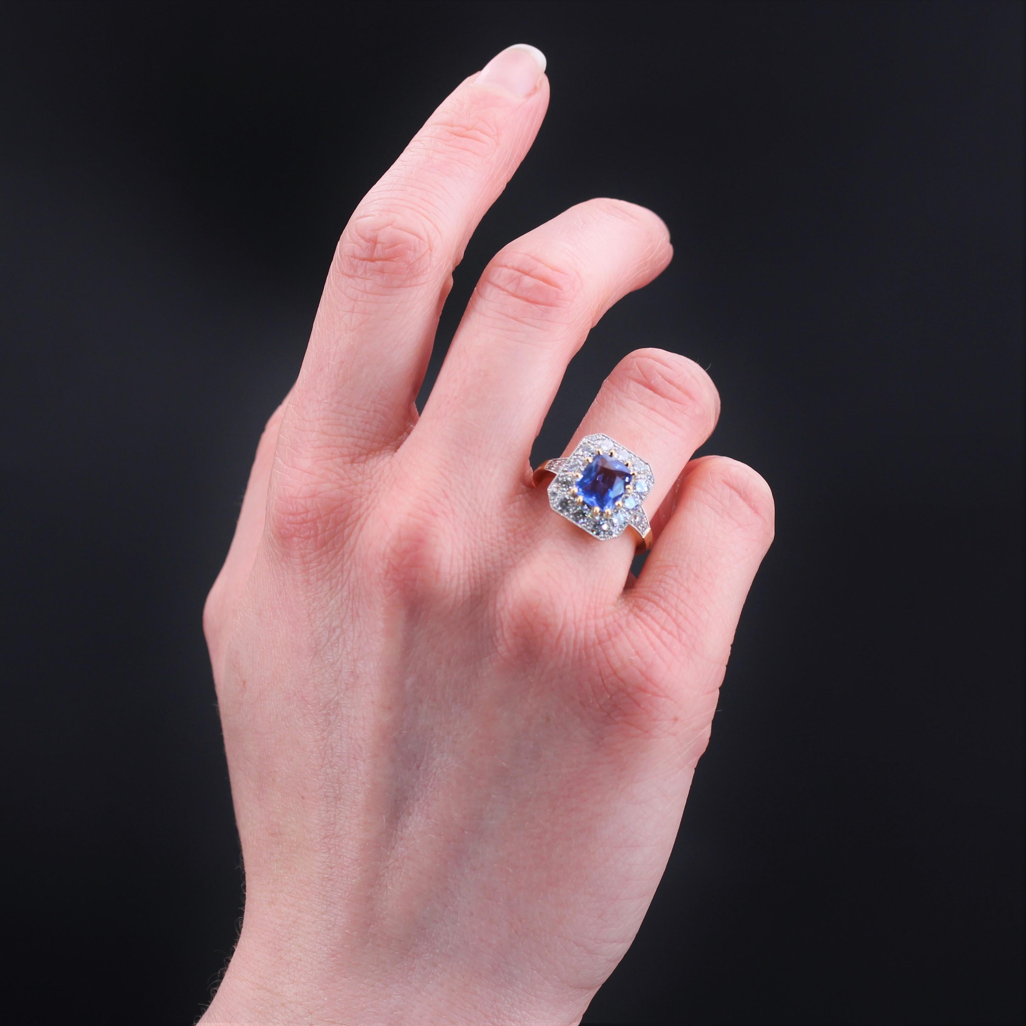 Neuer Art-Déco-Ring aus 18 Karat Gelbgold mit blauen Saphiren und Diamanten (Kissenschliff) im Angebot