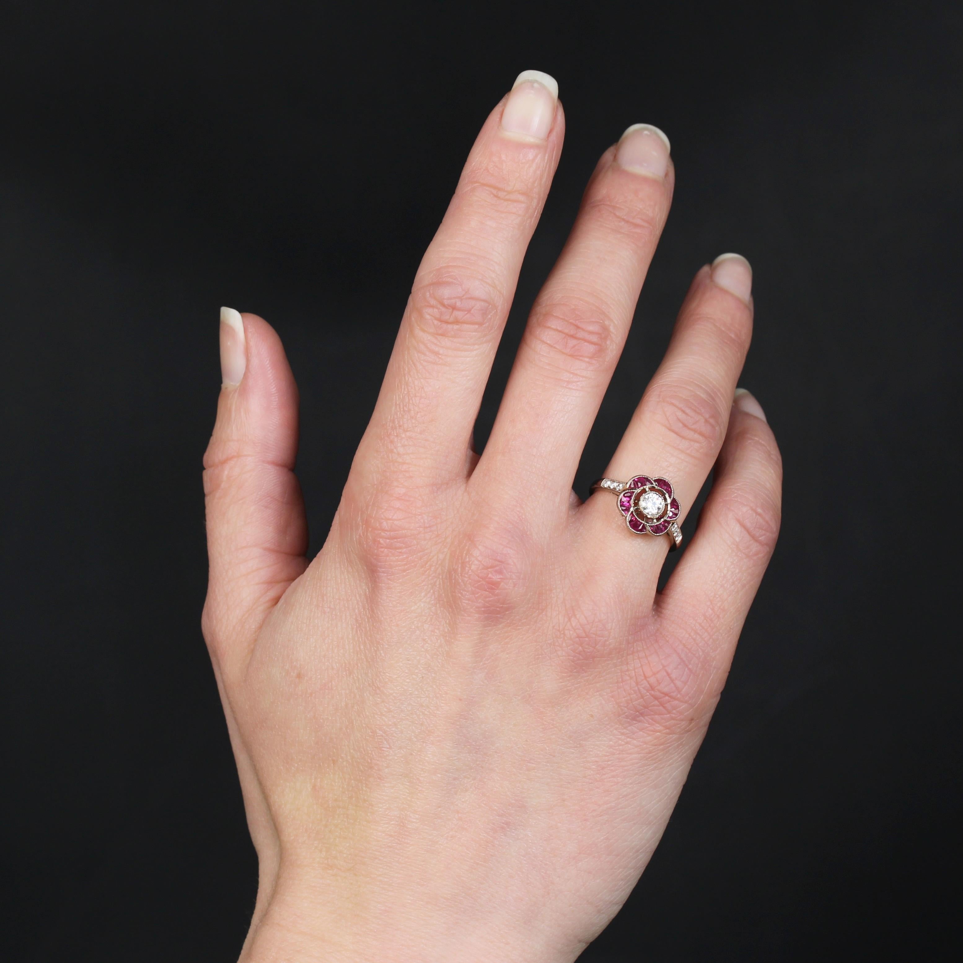 New Art Deco Style Calibrated Rubies Diamonds 18 Karat White Gold Flower Ring In New Condition For Sale In Poitiers, FR