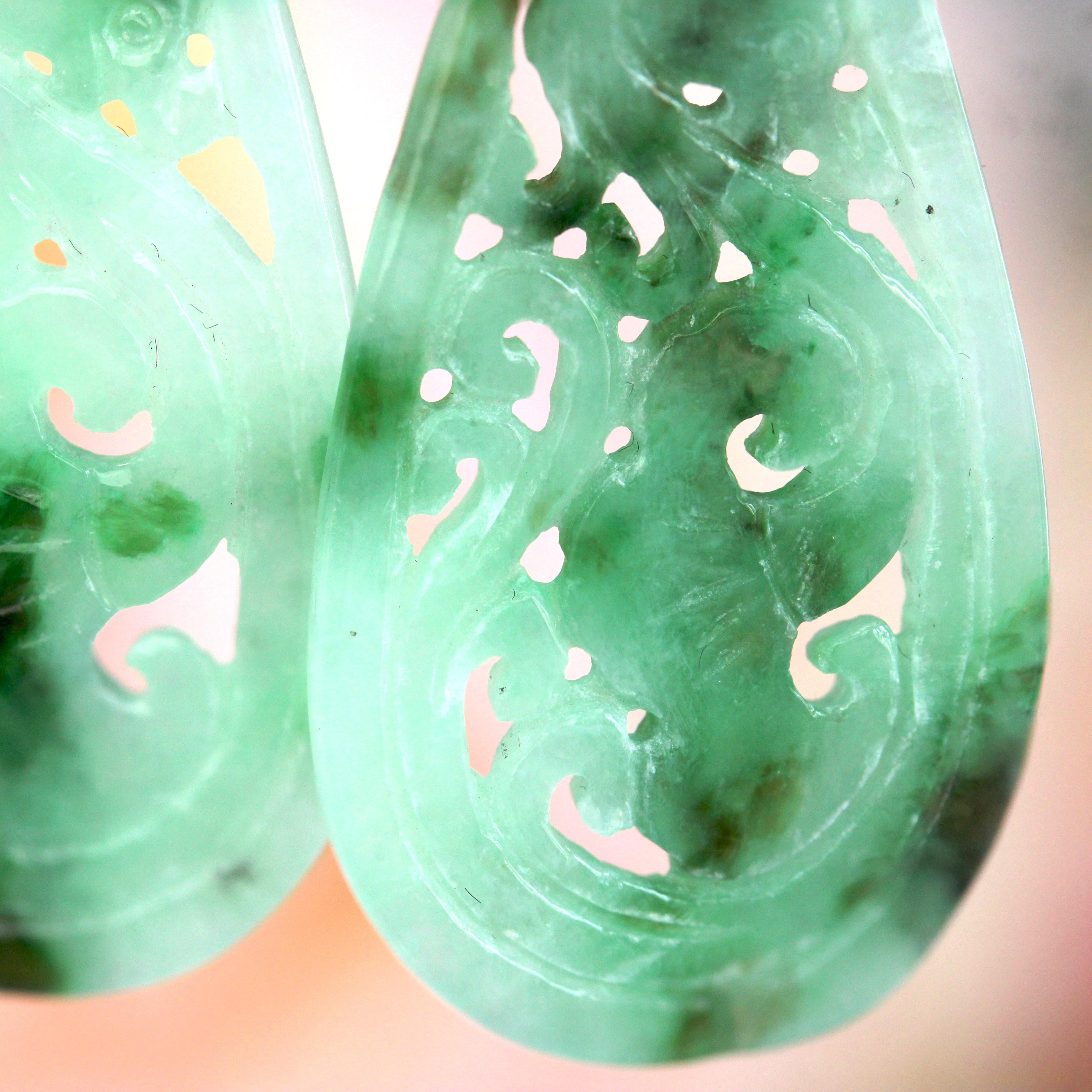 Nuovi orecchini pendenti in stile Art Deco con giada incisa e diamanti in oro giallo 18 K. in vendita 4