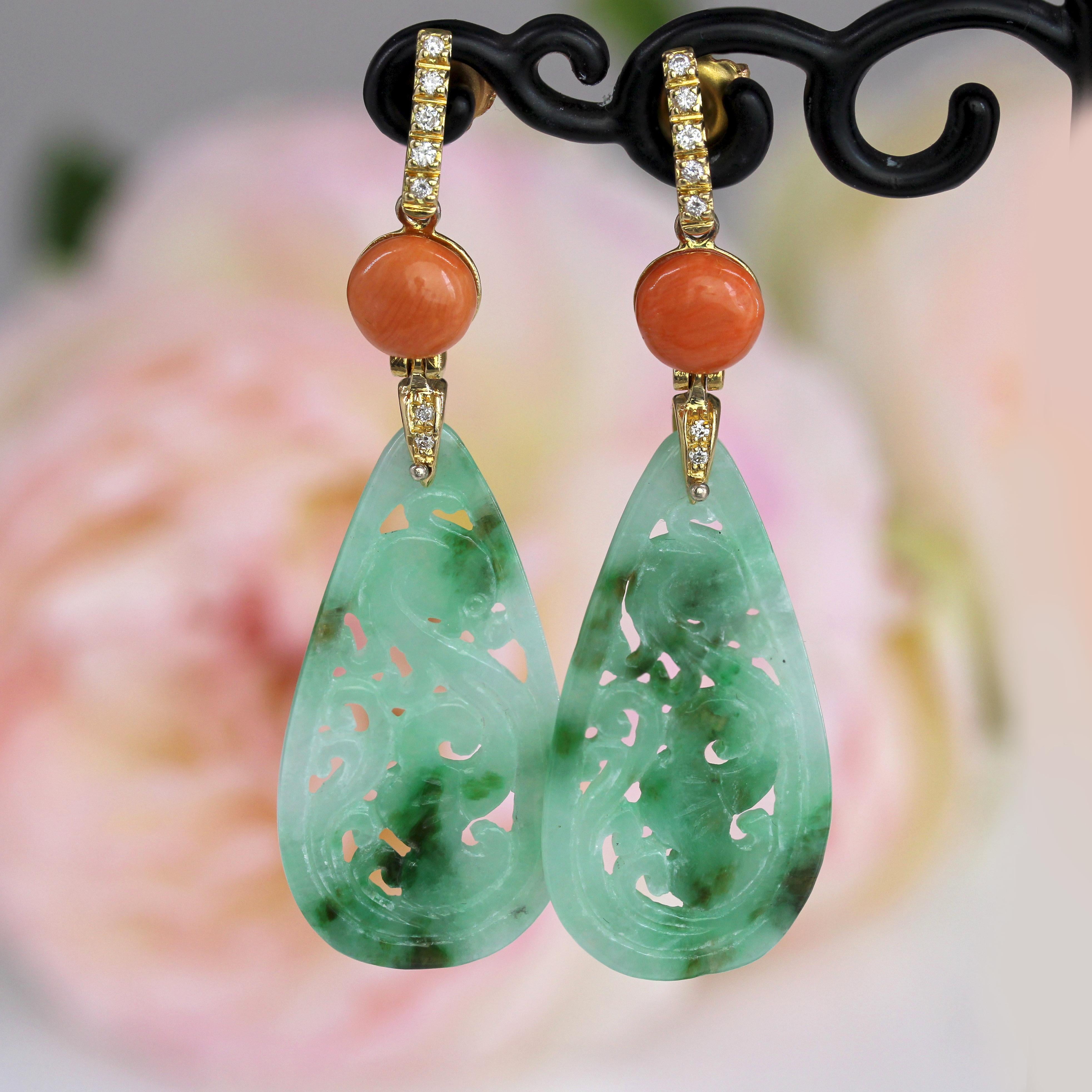 Art Déco Nuovi orecchini pendenti in stile Art Deco con giada incisa e diamanti in oro giallo 18 K. in vendita