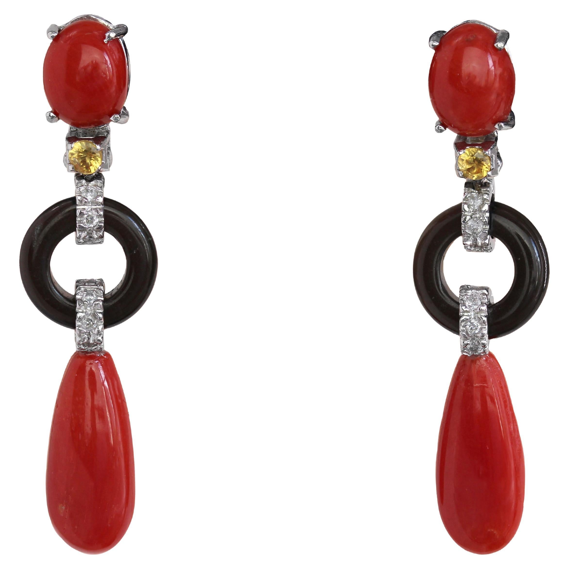 Nuovi orecchini pendenti in stile Art Deco con corallo e onice e diamanti in oro bianco 18 K.