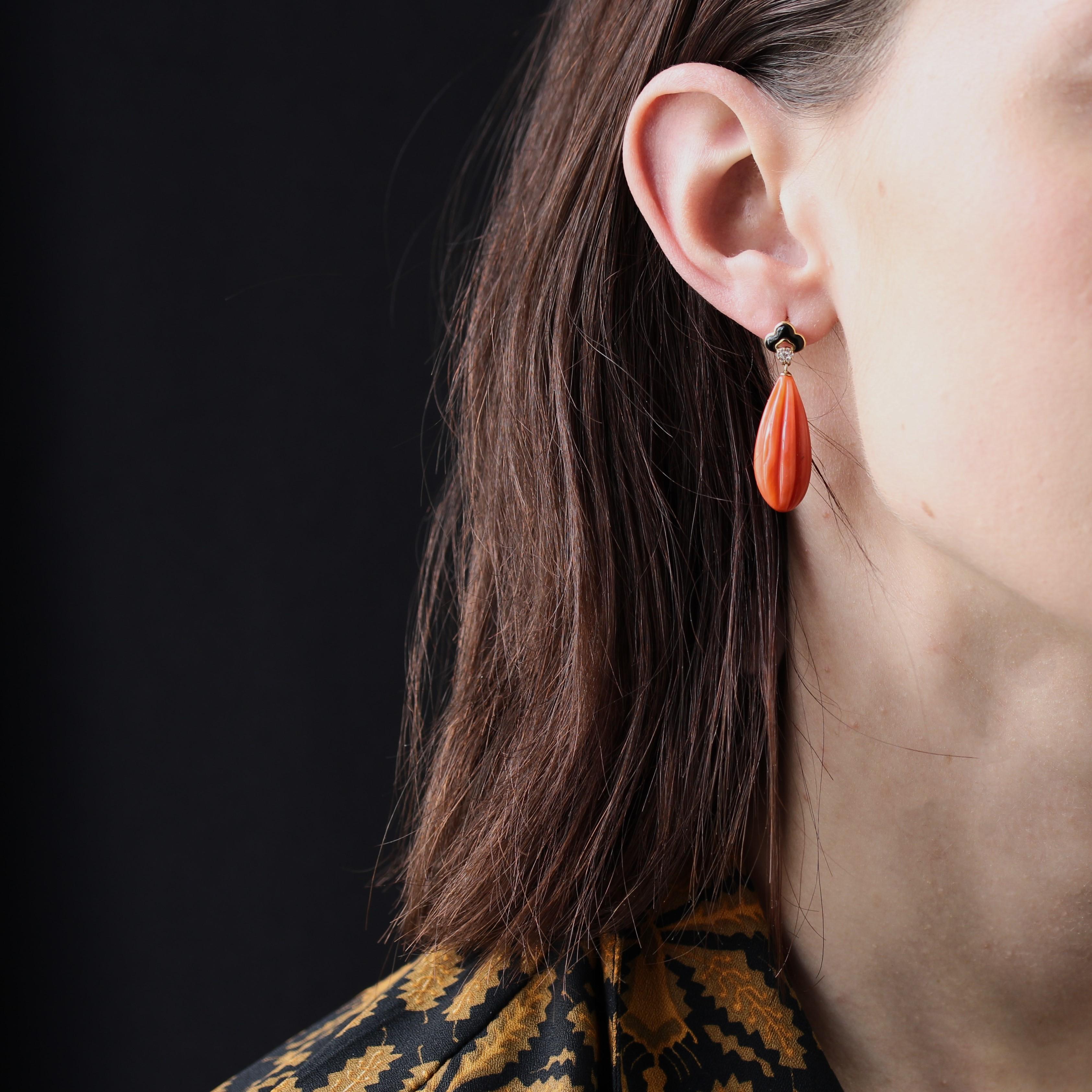 Pour les oreilles percées.
Boucles d'oreilles en or jaune 18 carats.
Dans le style des boucles d'oreilles Art déco, ces boucles d'oreilles présentent un motif polylobé orné d'onyx cabochon et de 7 diamants modernes taillés en brillant. Une goutte de