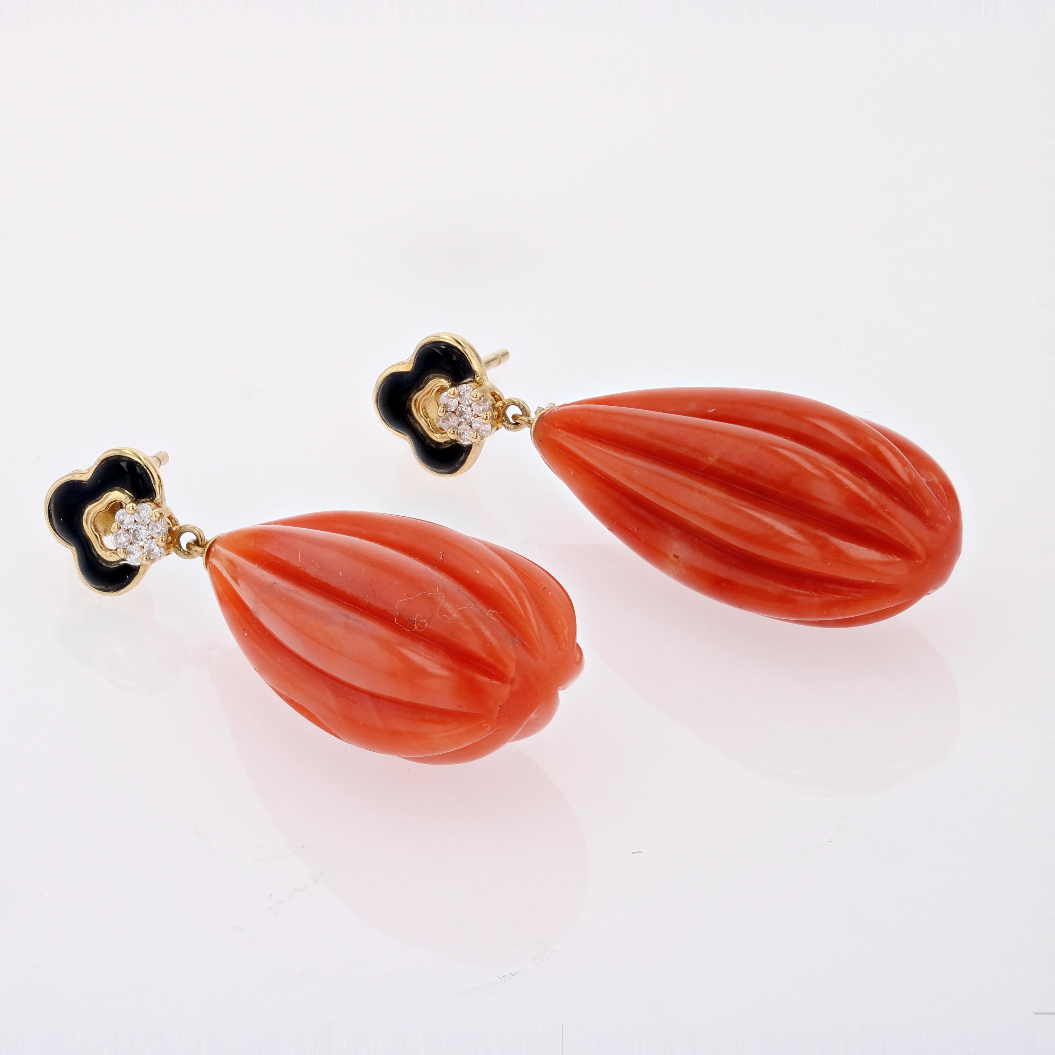 Taille cabochon Pendants d'oreilles de style Art déco en or jaune 18 carats avec corail, onyx et diamants en vente