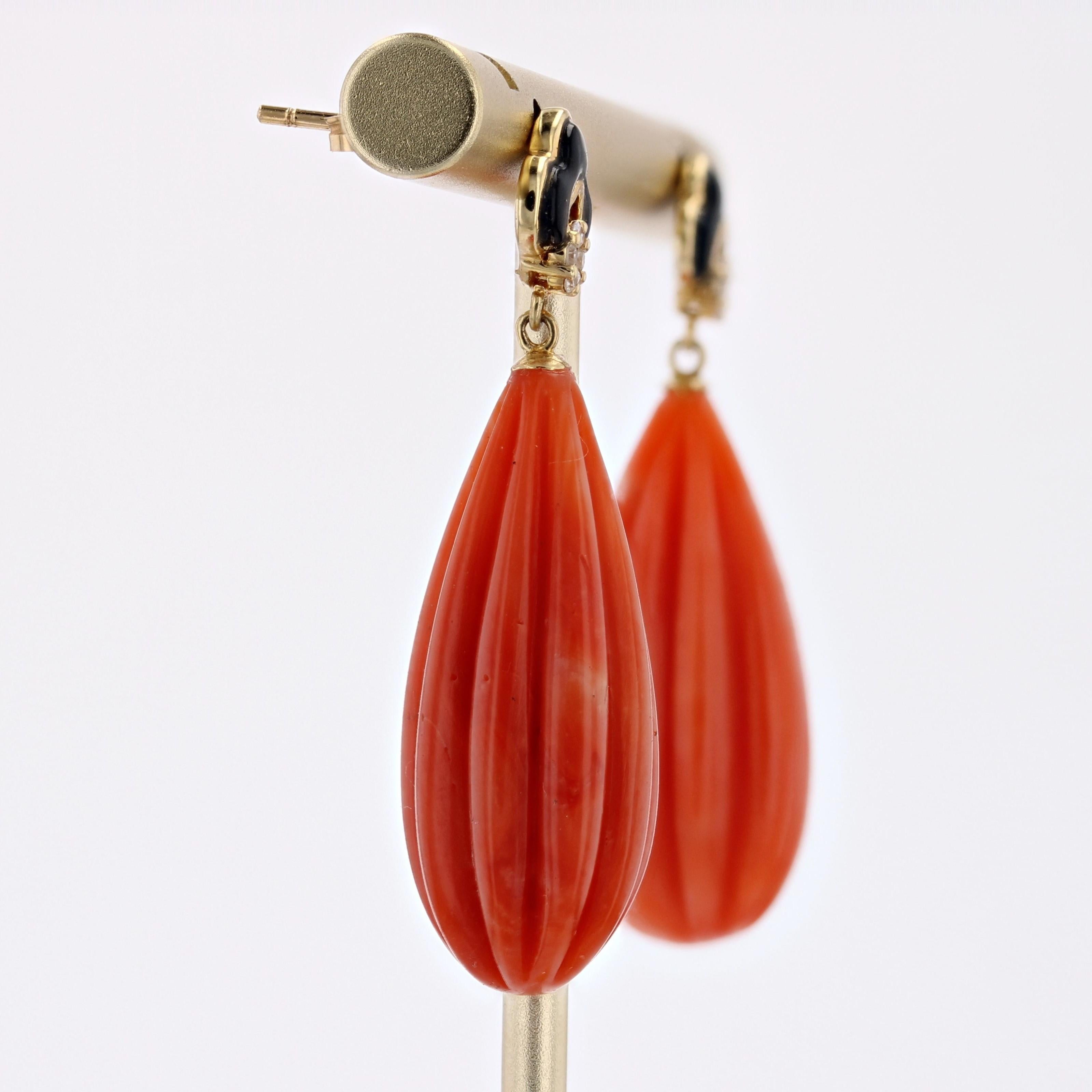 Pendants d'oreilles de style Art déco en or jaune 18 carats avec corail, onyx et diamants en vente 1