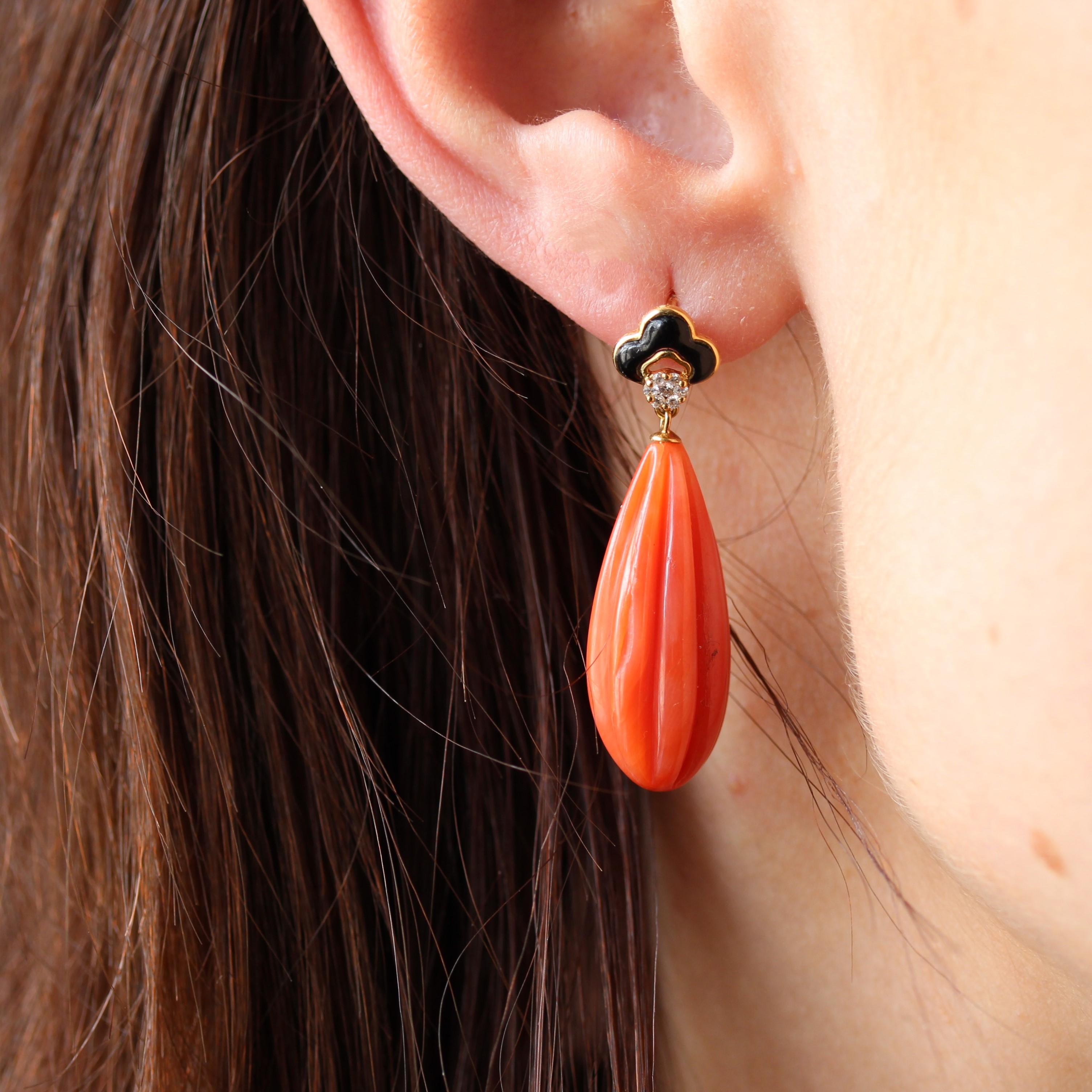 Pendants d'oreilles de style Art déco en or jaune 18 carats avec corail, onyx et diamants en vente 2