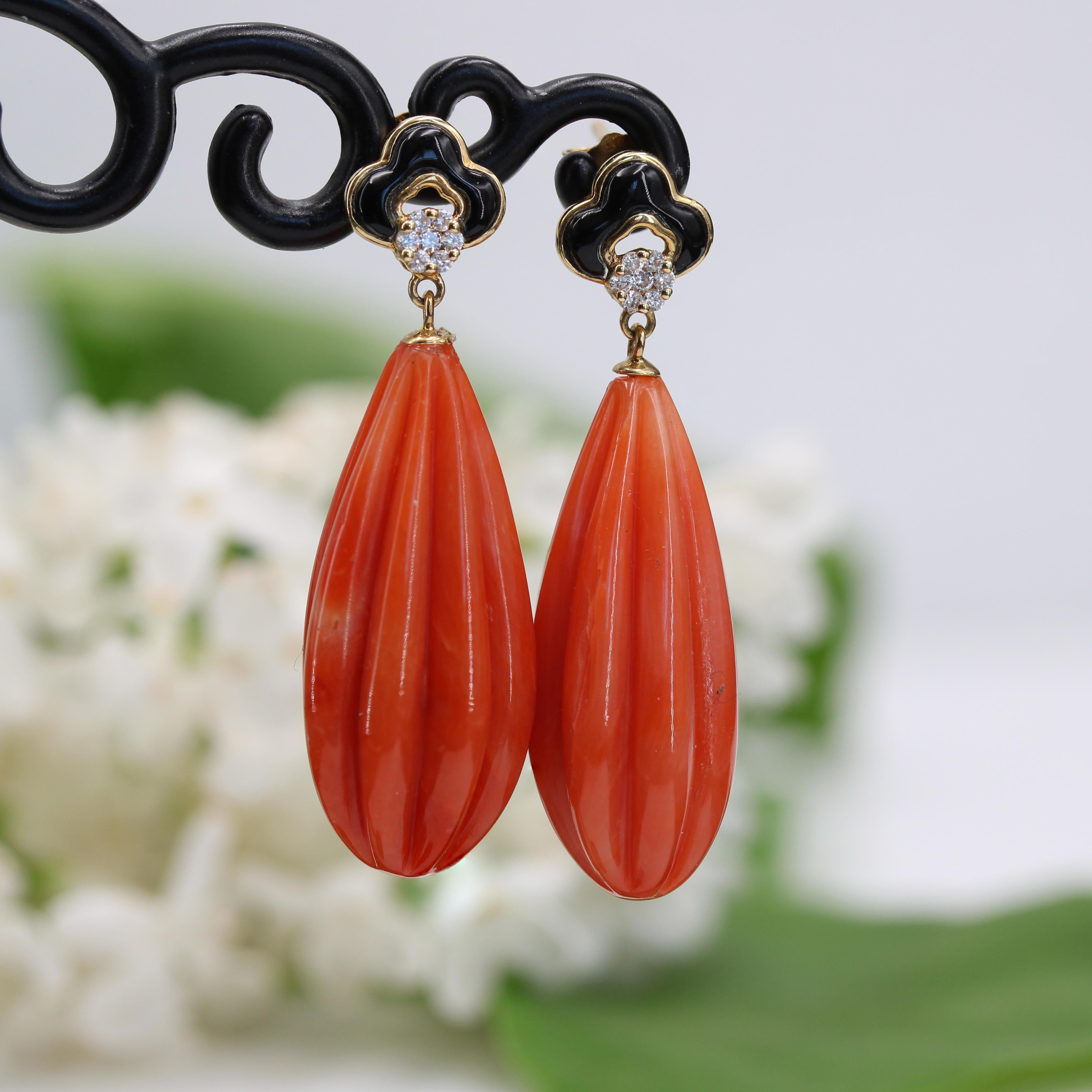 Pendants d'oreilles de style Art déco en or jaune 18 carats avec corail, onyx et diamants en vente 3