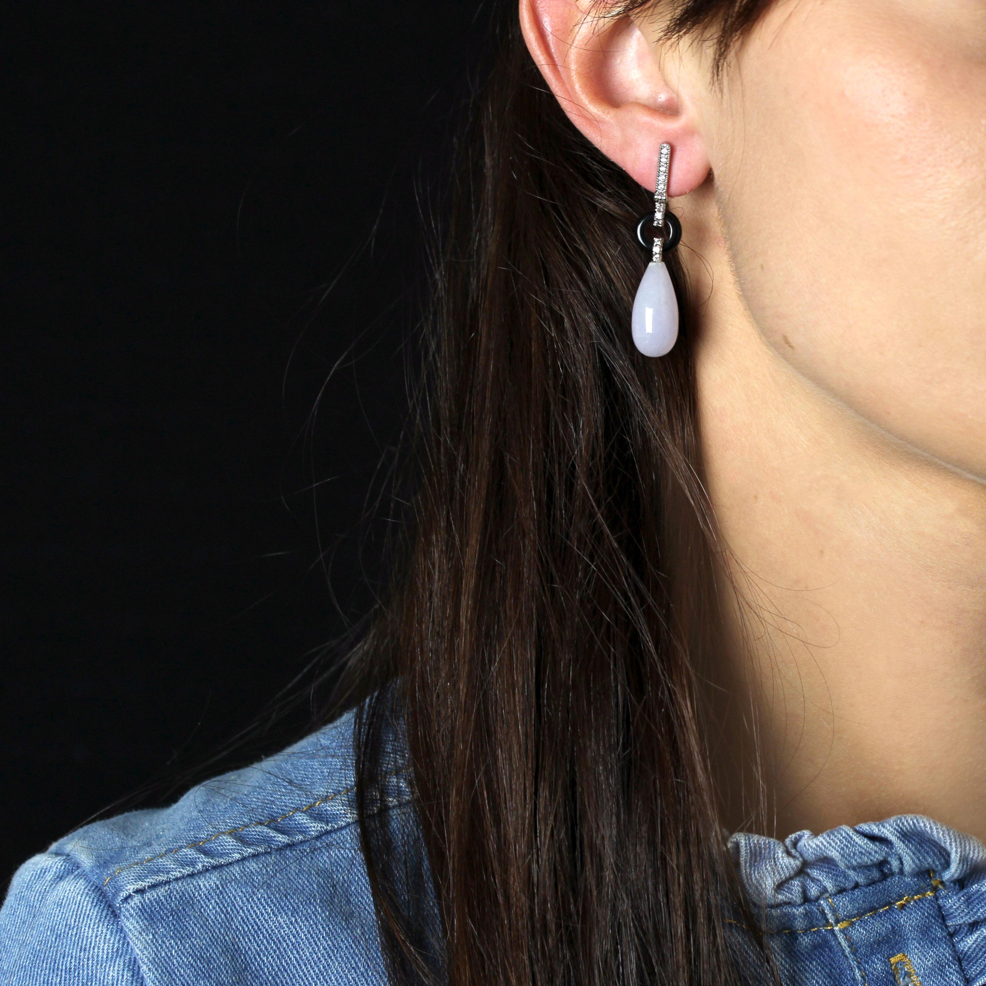 Per le orecchie forate.
Orecchini in oro bianco 18 carati.
In stile Art Déco, ogni orecchino a goccia in oro bianco è formato da una linea di 5 diamanti moderni con taglio a brillante tenuti in posizione da griffe, che sostengono due anelli con