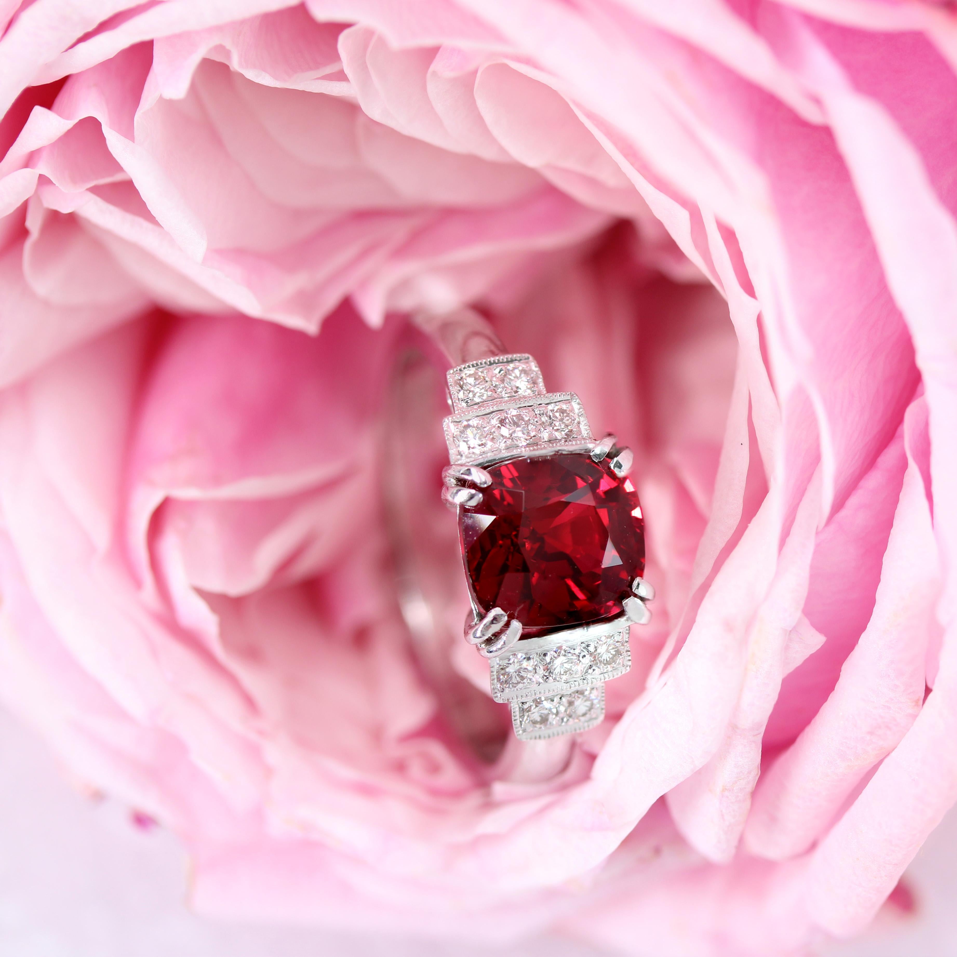 New Art Deco Style Natural Vivid Red Spinel Diamonds 18 Karat White Gold Ring en vente 4