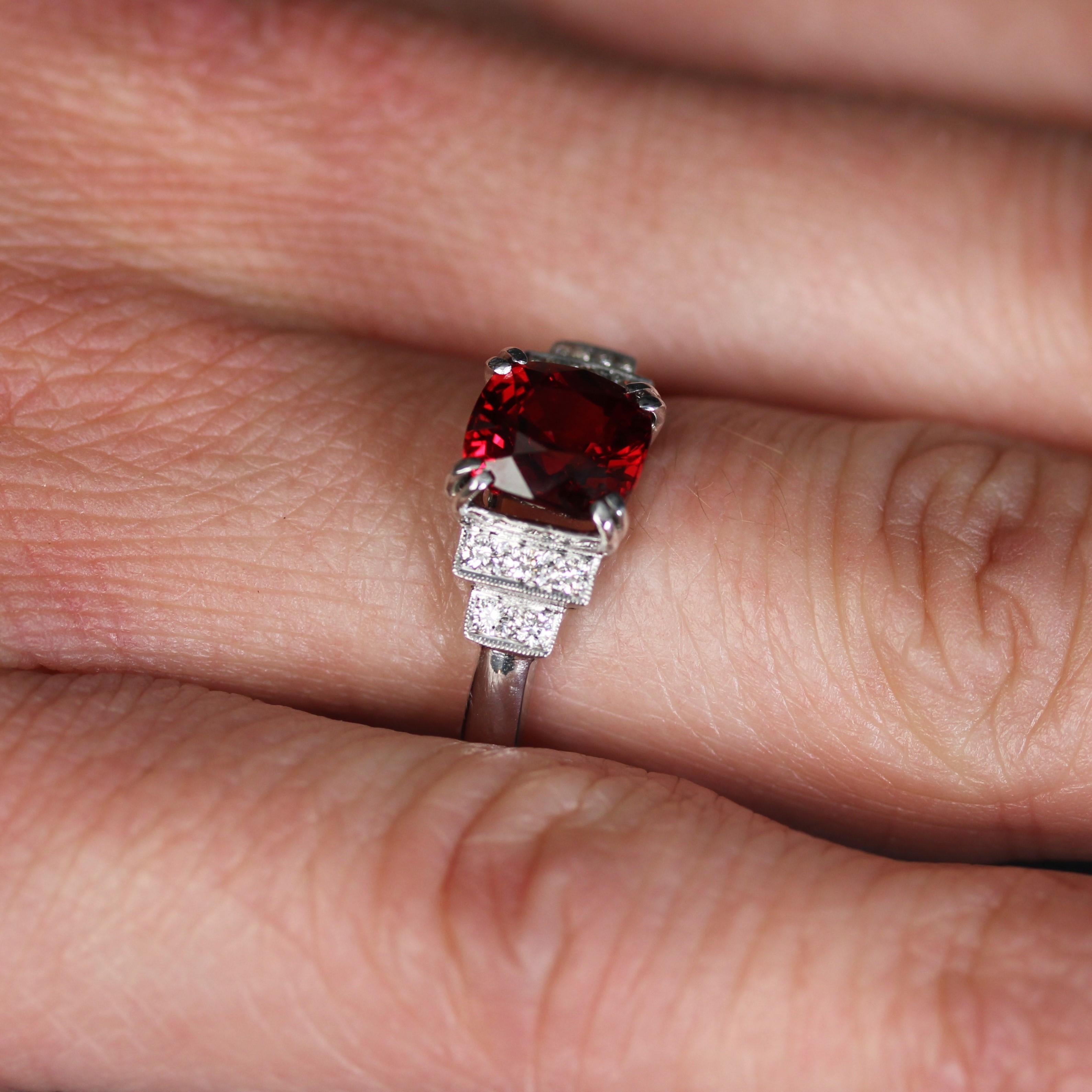 New Art Deco Style Natural Vivid Red Spinel Diamonds 18 Karat White Gold Ring en vente 6