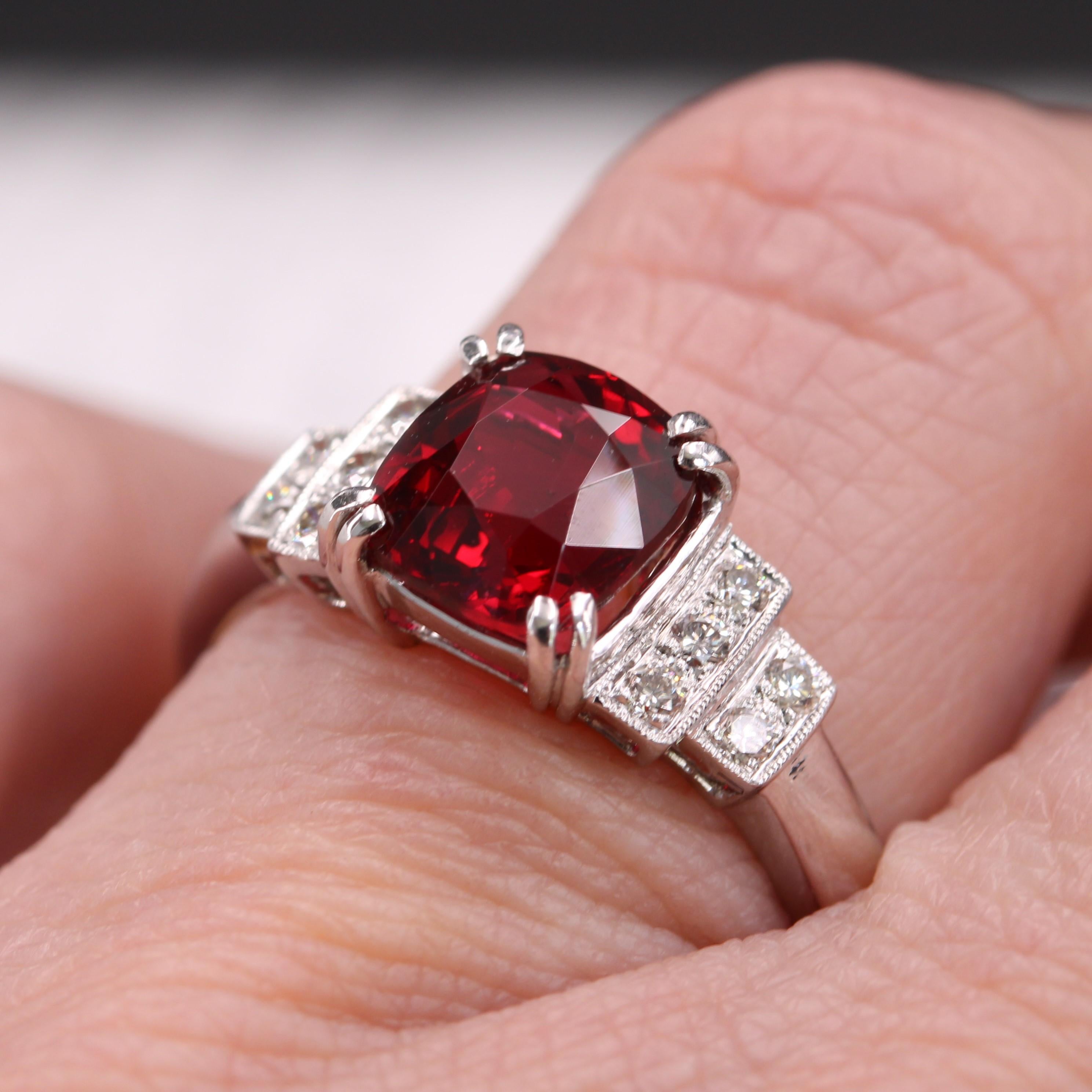 New Art Deco Style Natural Vivid Red Spinel Diamonds 18 Karat White Gold Ring en vente 7