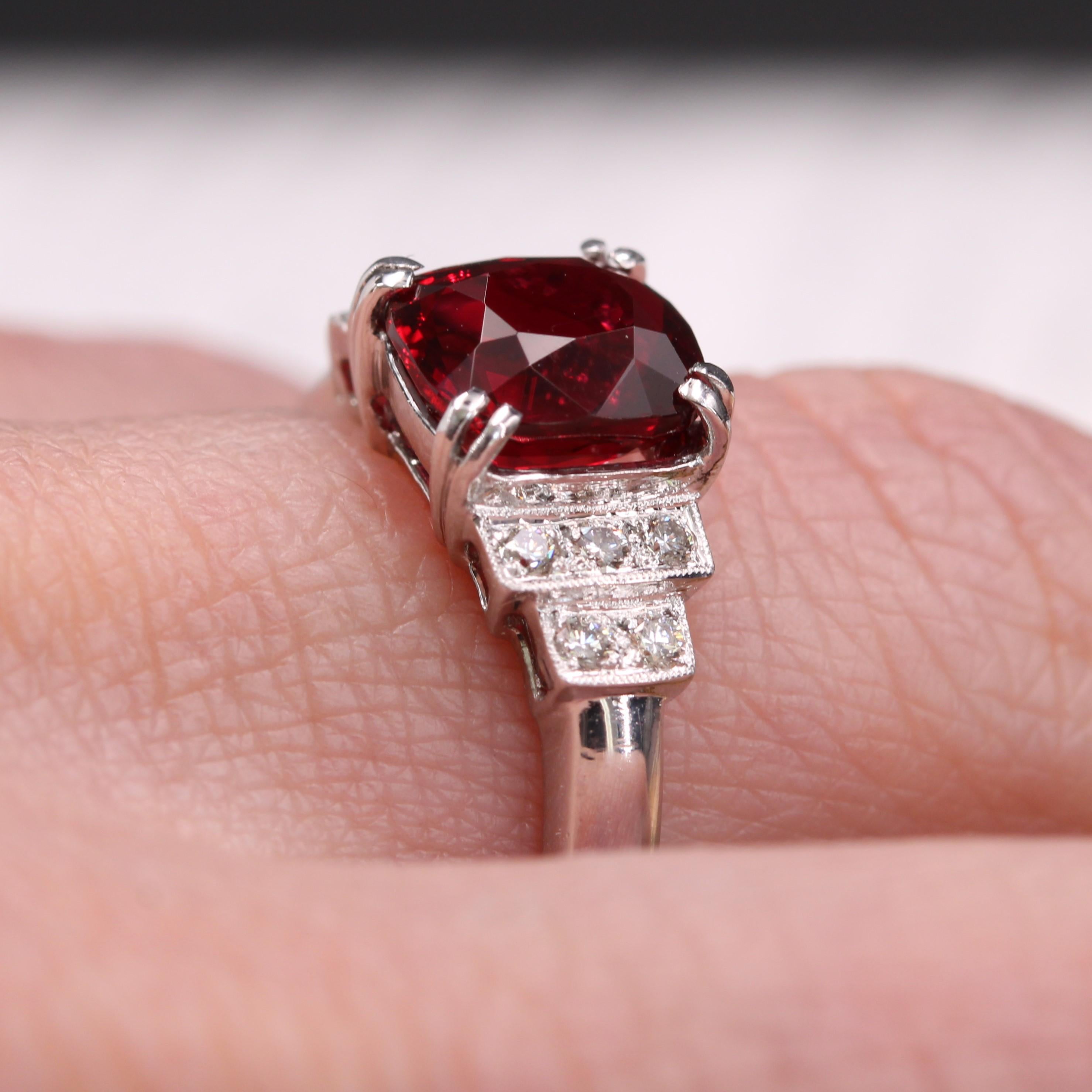 New Art Deco Style Natural Vivid Red Spinel Diamonds 18 Karat White Gold Ring en vente 8