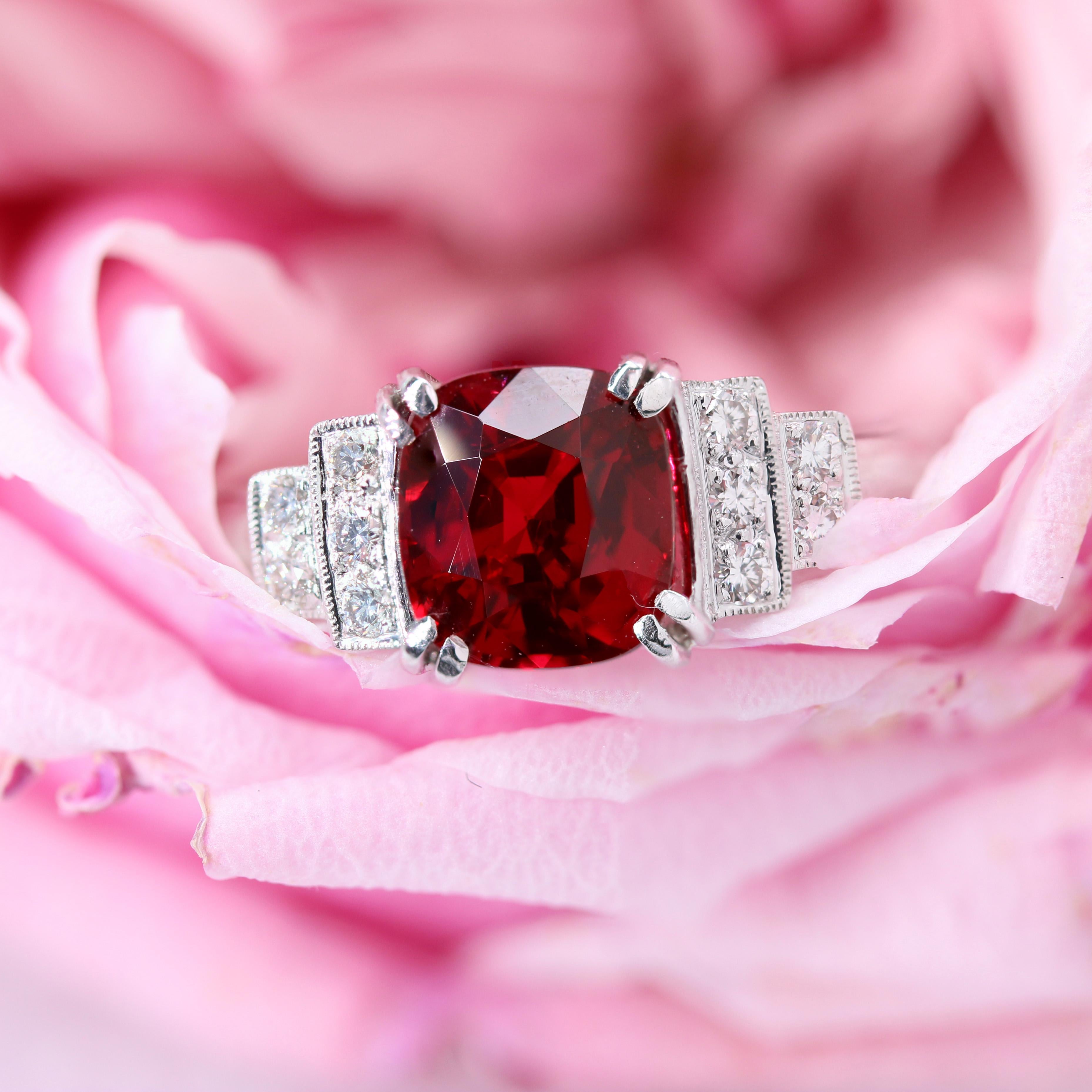 Art déco New Art Deco Style Natural Vivid Red Spinel Diamonds 18 Karat White Gold Ring en vente