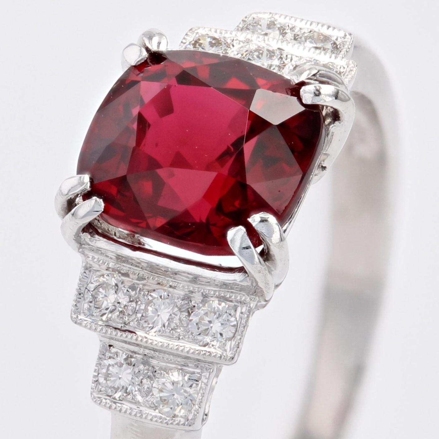 New Art Deco Style Natural Vivid Red Spinel Diamonds 18 Karat White Gold Ring en vente 3