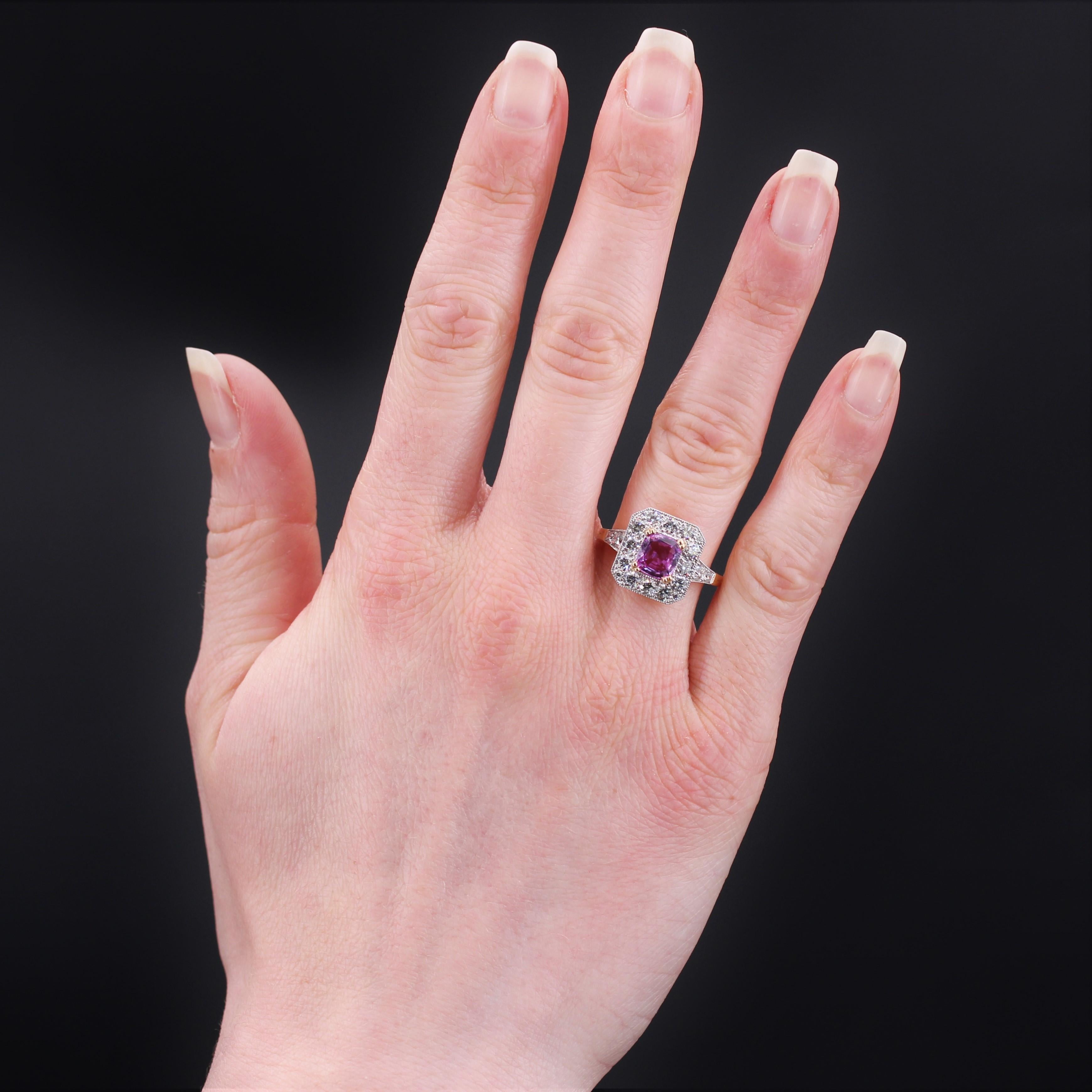 Bague en or jaune 18 carats, poinçon tête d'aigle, et en platine, poinçon tête de chien.
Magnifique bague neuve dont la monture est inspirée de l'art déco, elle est ornée sur son dessus d'un saphir rose taille coussin retenu par 2x4 griffes.
Le