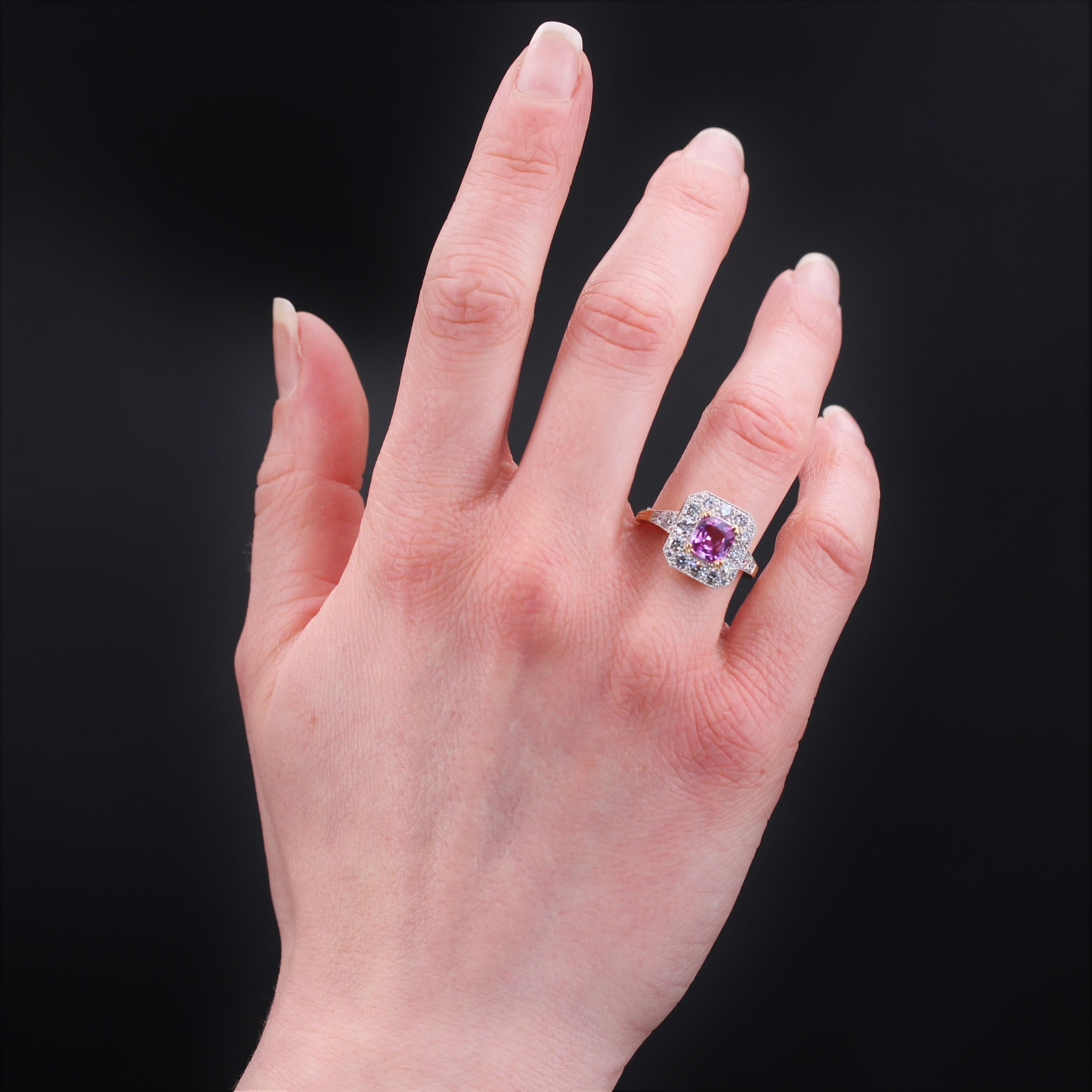 Ring aus 18 Karat Gelbgold und Platin mit rosa Saphiren und Diamanten im Art-déco-Stil (Kissenschliff) im Angebot