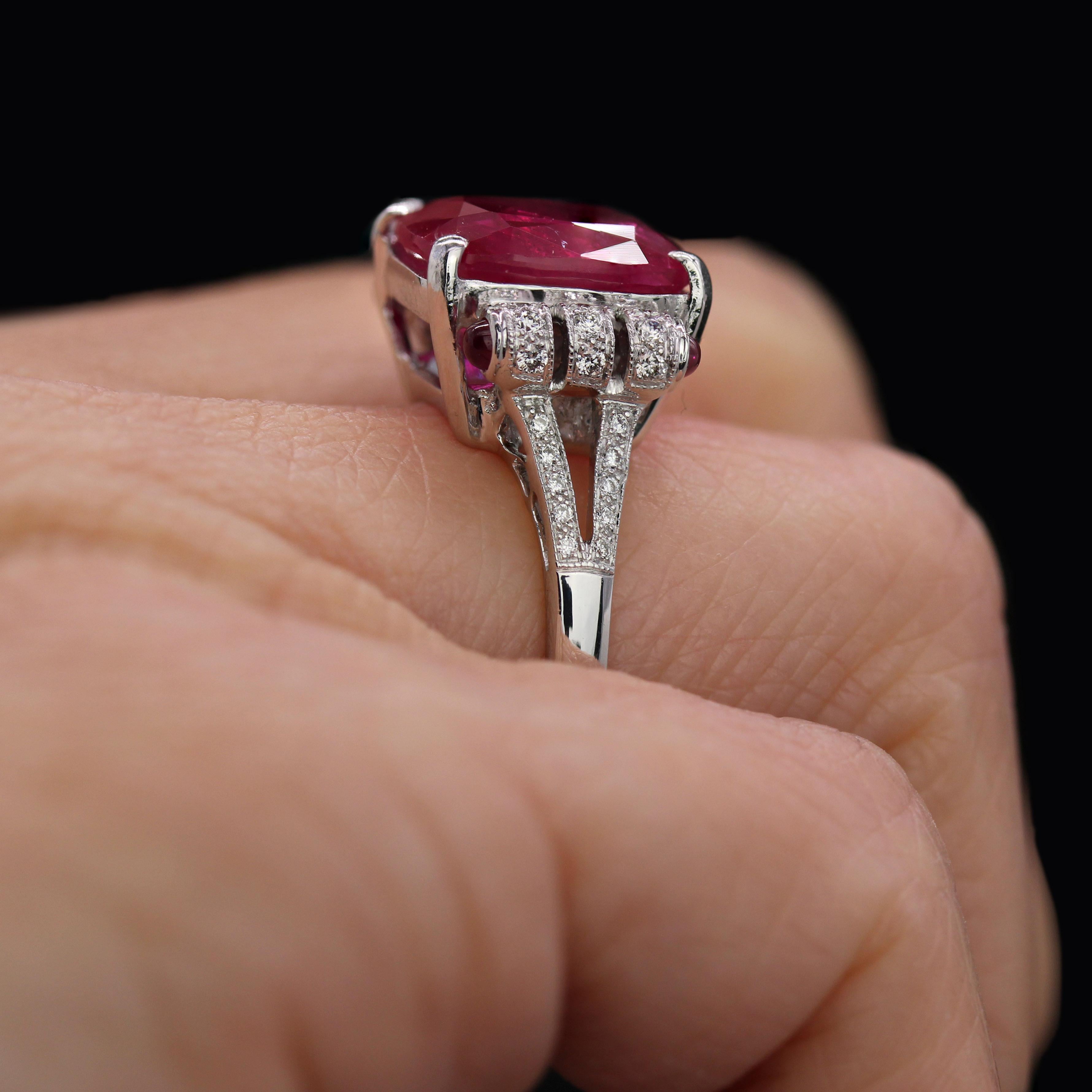 New Art Deco Style Rubini Diamanti Anello in oro bianco 18 carati in vendita 11