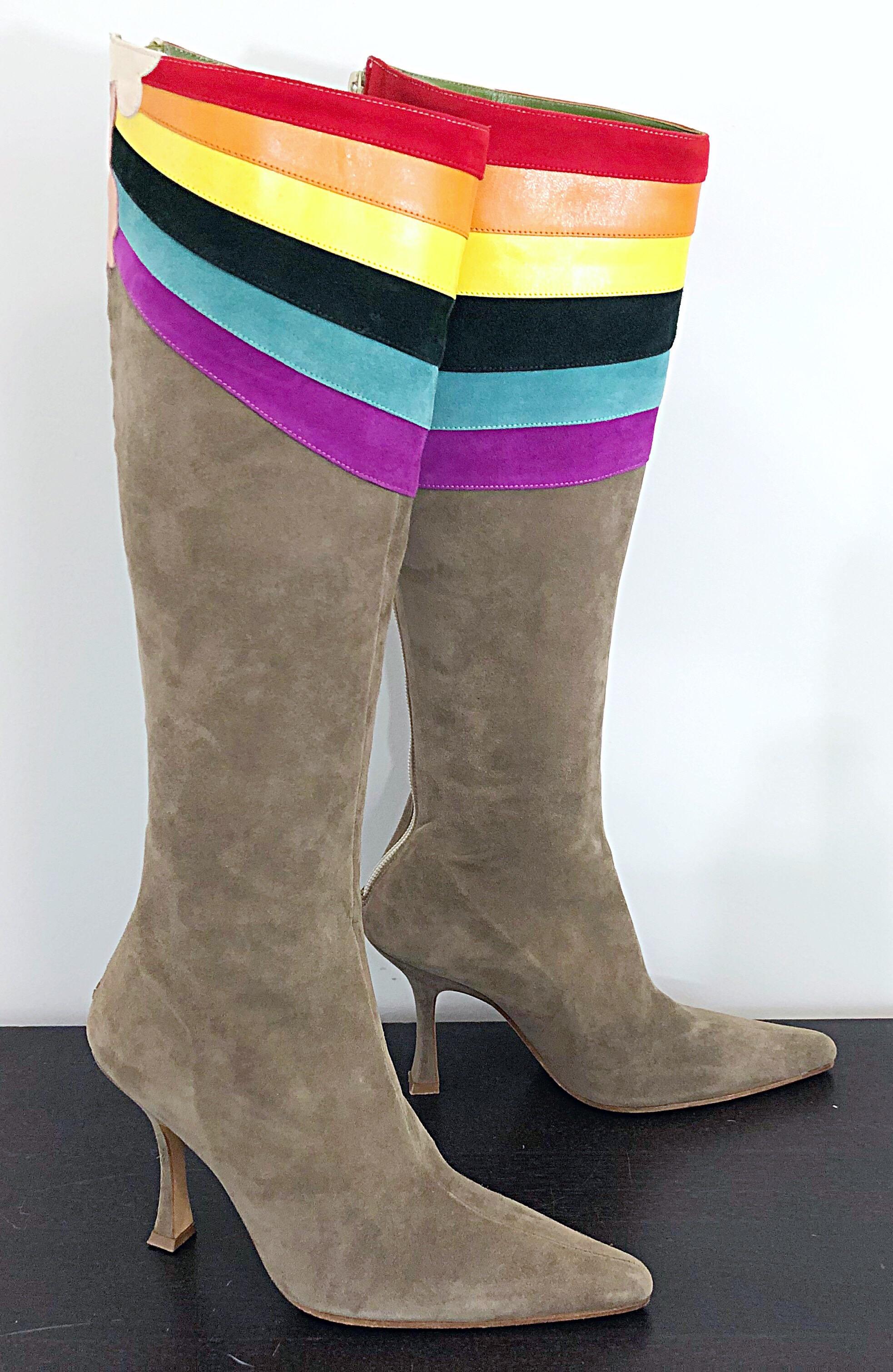 Ashley Dearborn - Bottes en daim à talons hauts Pegasus arc-en-ciel Gay Pride, taille 6 / 36, état neuf Pour femmes en vente