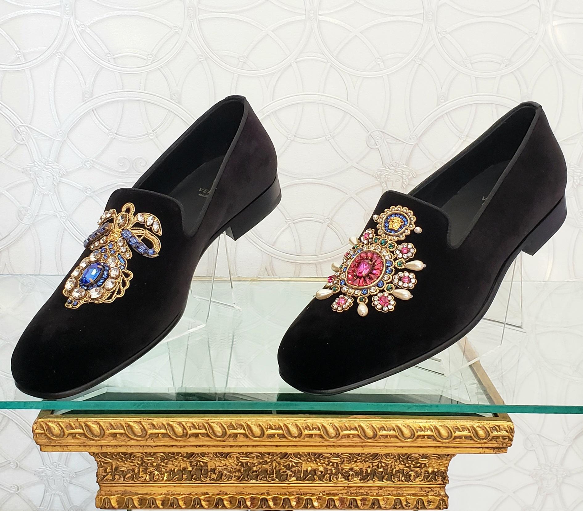 VERSACE ATELIER EDITION

BLACK VELVET JEWEL EMBELLISHED SMOKING  LOAFER

Velvet, leather, rhinestones, contrasting applications, solid color with appliqués, leather lining, round toe line, flat, leather sole, contains non-textile parts of animal