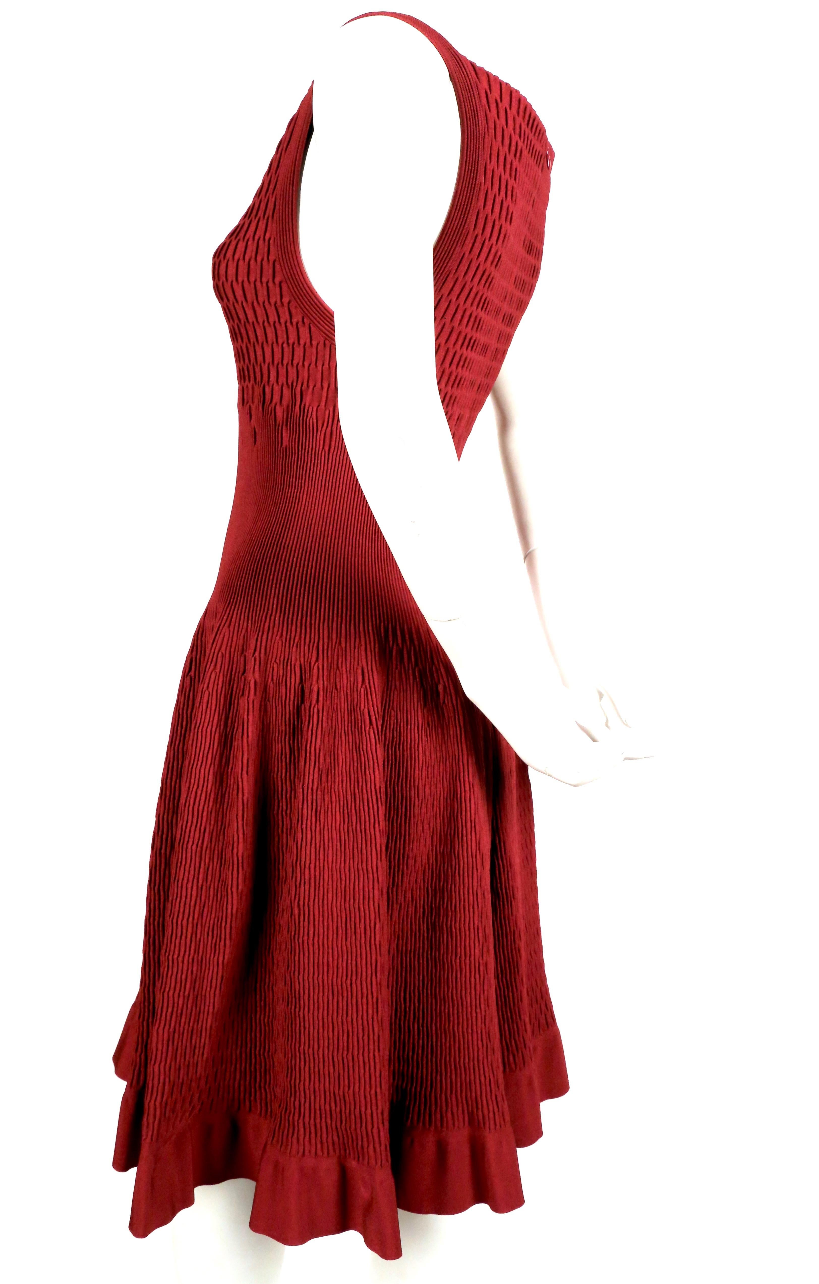 new AZZEDINE ALAIA bordeaux plissiertes Strickkleid im Zustand „Neu“ im Angebot in San Fransisco, CA