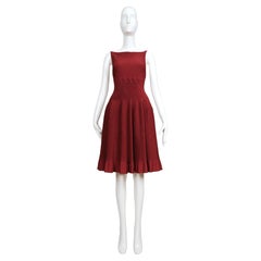Nuovo abito in maglia plissettata bordeaux di AZZEDINE ALAIA