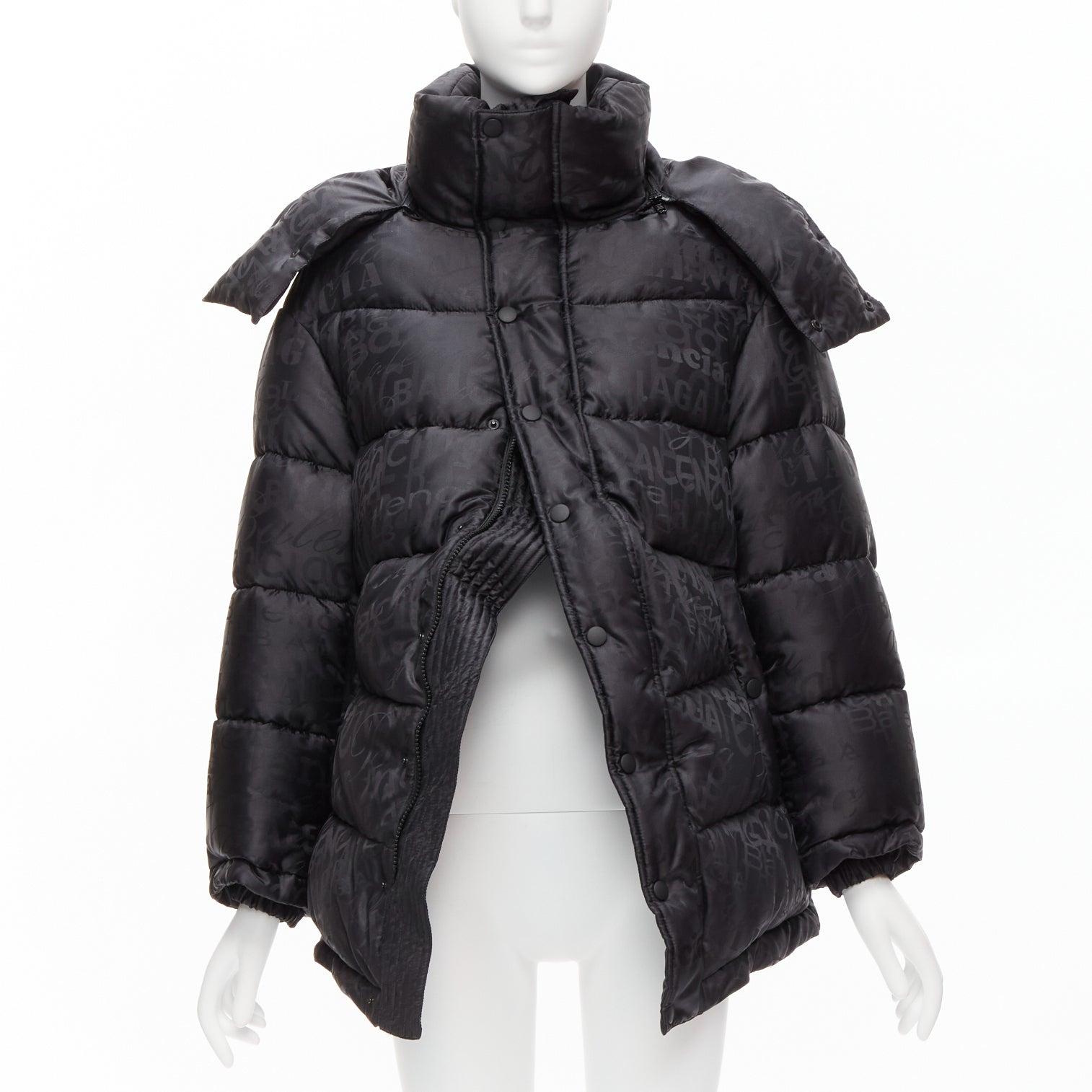 new BALENCIAGA 2019 black all logo jacquard Swing hooded quilted puffer coat FR36 S
Reference: TGAS/D00582
Brand: Balenciaga
Designer: Demna
Collection: 2019
Material: Polyester
Color: Black
Pattern: Monogram
Closure: Zip
Lining: Black Fabric
Extra