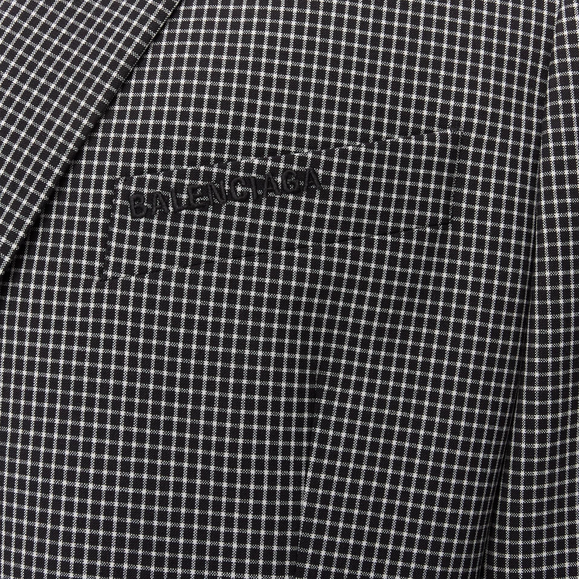 new BALENCIAGA 2020 Demna black white gingham check oversized blazer FR34 XS
Reference: TGAS/B02241
Brand: Balenciaga
Designer: Demna
Collection: 2020 
Material: Wool
Color: Black
Pattern: Check
Closure: Button
Extra Detail: Balenciaga logo