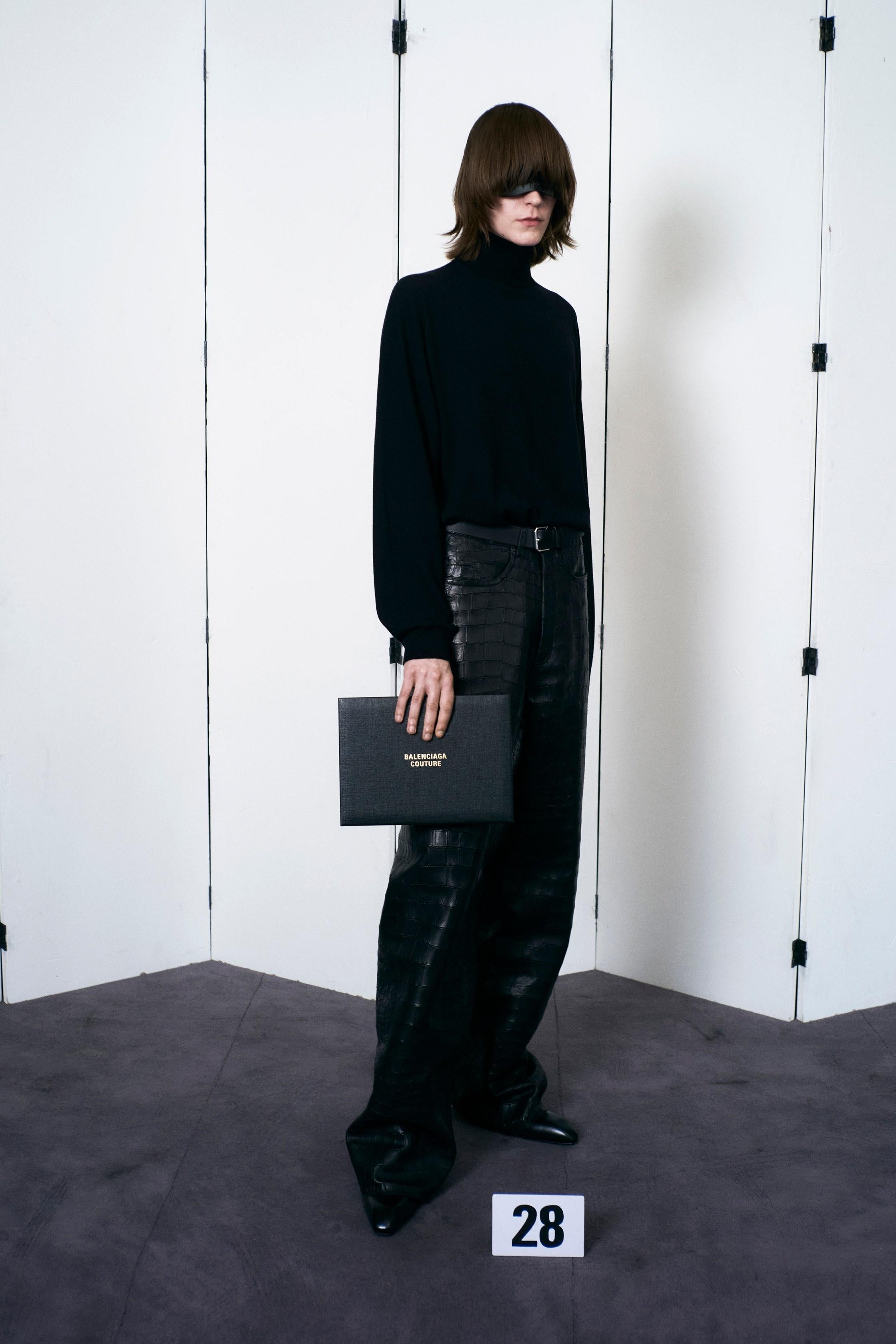 new BALENCIAGA 50th COUTURE 2021 black gold logo box clutch bag leather belt 
Reference: ZING/A00173 
Brand: Balenciaga Couture 
Designer: Demna 
Collection: 50th Couture Collection Runway 
Material: Paper 
Color: Black 
Pattern: Solid 
Extra