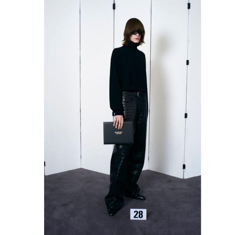 new BALENCIAGA 50th COUTURE 2021 black gold logo box clutch bag  leather belt
Reference: BMPA/A00173
Brand: Balenciaga
Designer: Demna
Collection: 50th Couture Collection - Runway
Material: Paper
Color: Black
Pattern: Solid
Lining: Velvet
Extra