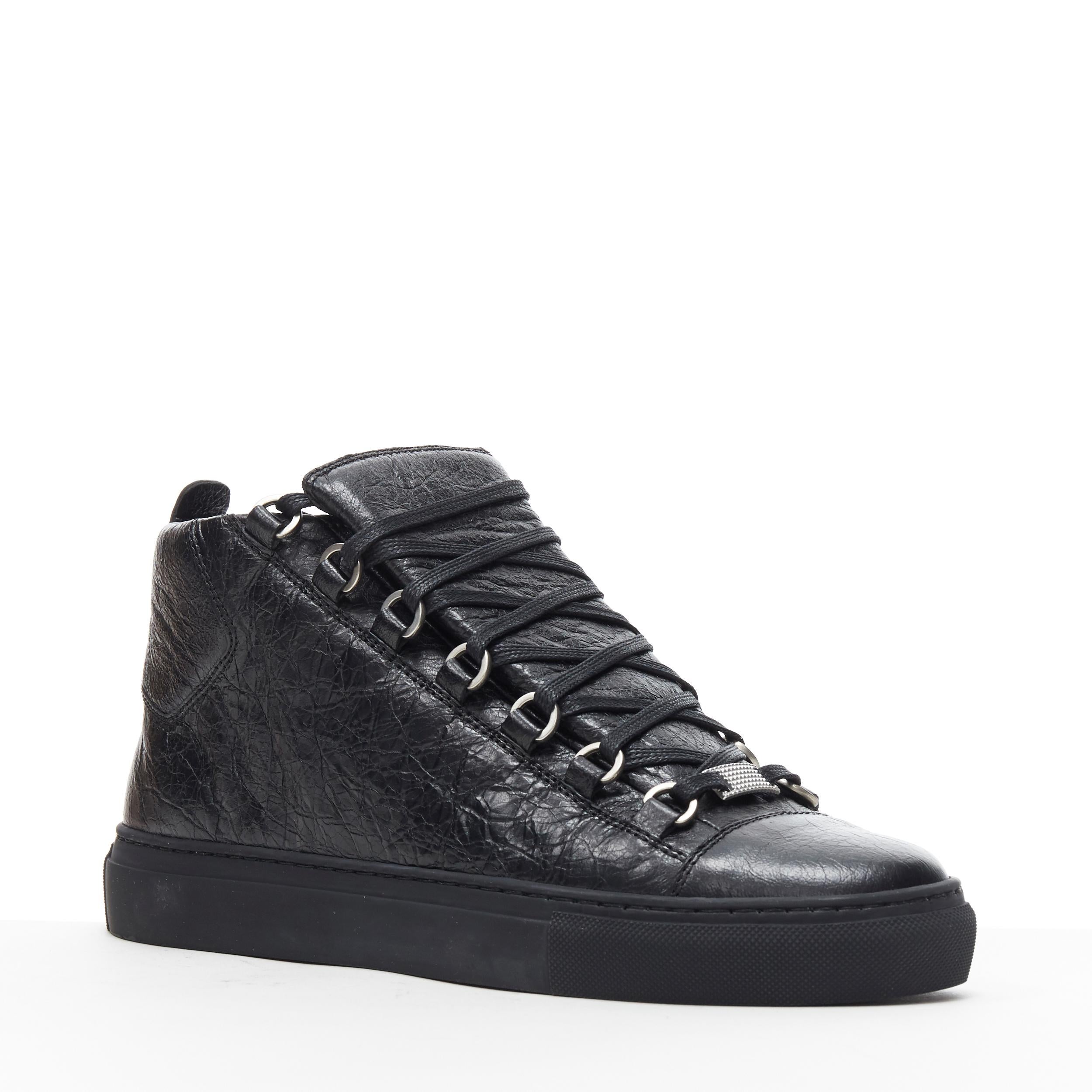 new BALENCIAGA Arena Black Calf high top sneakers EU42 US9 412381 WAY40 1000
Brand: Balenciaga
Model Name / Style: Balenciaga Arena
Material: Leather
Color: Black
Pattern: Solid
Closure: Lace up
Extra Detail: A classic luxury sneaker style from