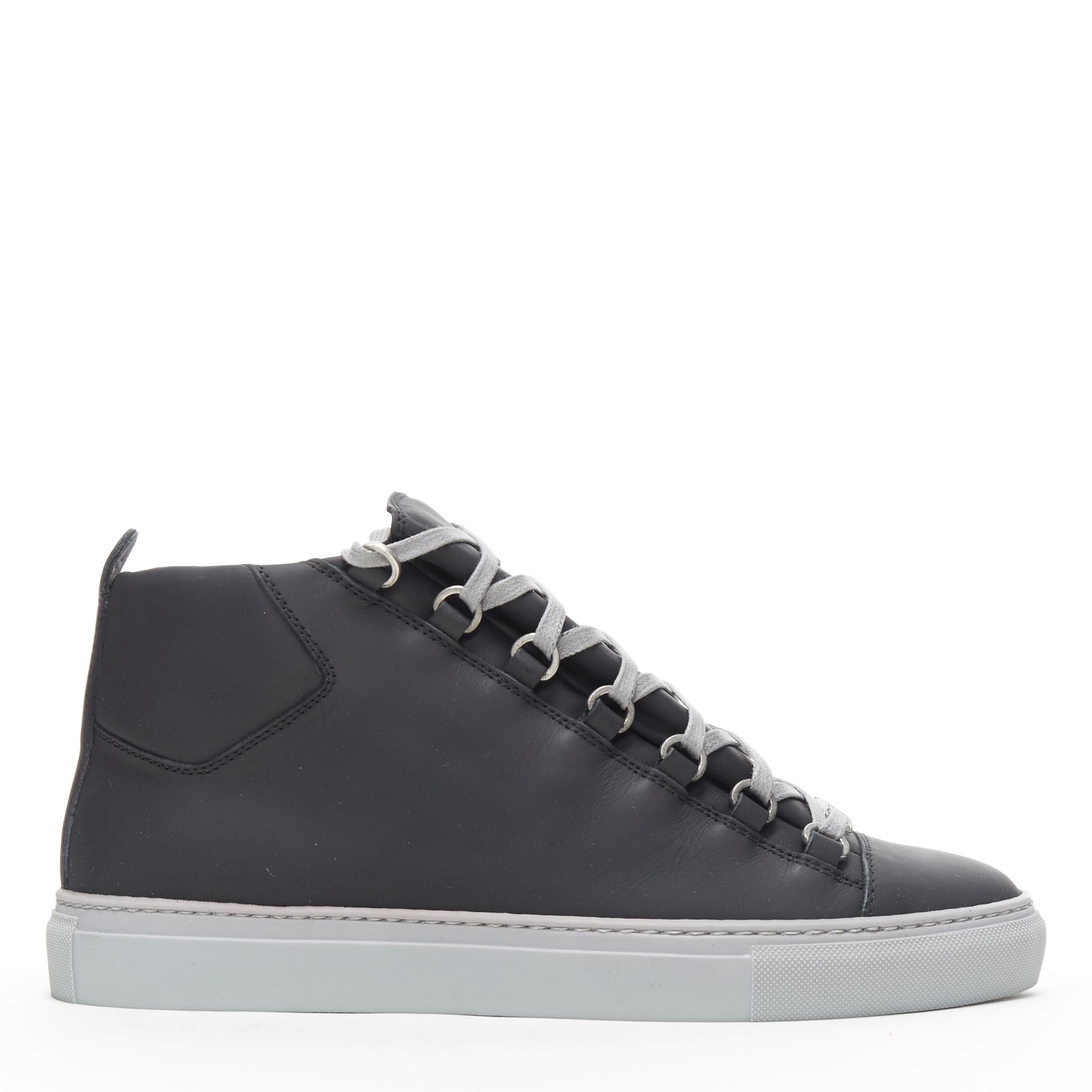 new BALENCIAGA Arena Black Grey high top sneakers EU41 US8 341760 WAWK0 1000
Brand: Balenciaga
Model Name / Style: Balenciaga Arena
Material: Leather
Color: Black, grey
Pattern: Solid
Closure: Lace up
Extra Detail: A classic luxury sneaker style