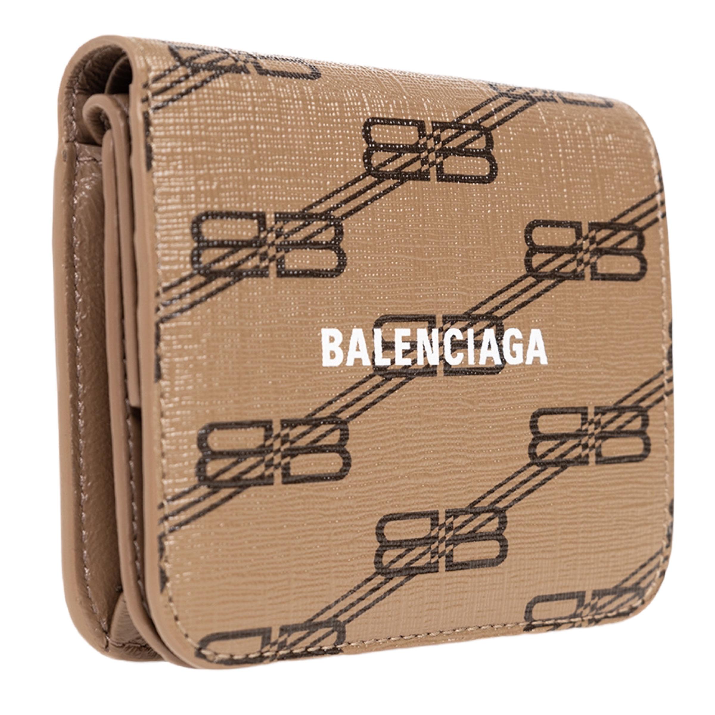 New Balenciaga Brown Monogram BB Logo Print Leather Bifold Wallet

Authenticity Guaranteed

DETAILS
Brand: Balenciaga
Condition: Brand new
Gender: Unisex
Category: Wallet
Color: Brown
Material: Coated canvas
Monogram BB pattern
Front logo